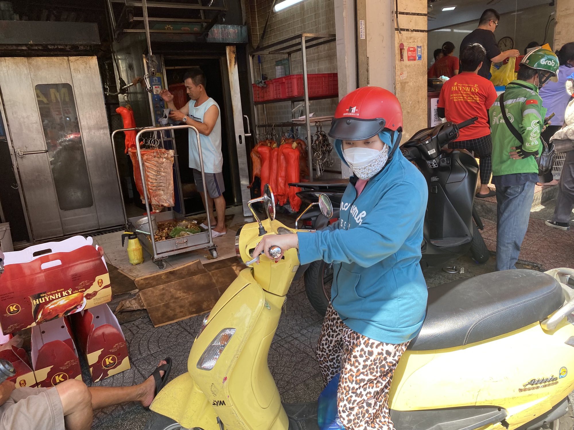 Kh&aacute;ch nườm nượp mua heo sữa quay c&uacute;ng Thần T&agrave;i, gi&aacute; cả tăng vọt  - Ảnh 3.