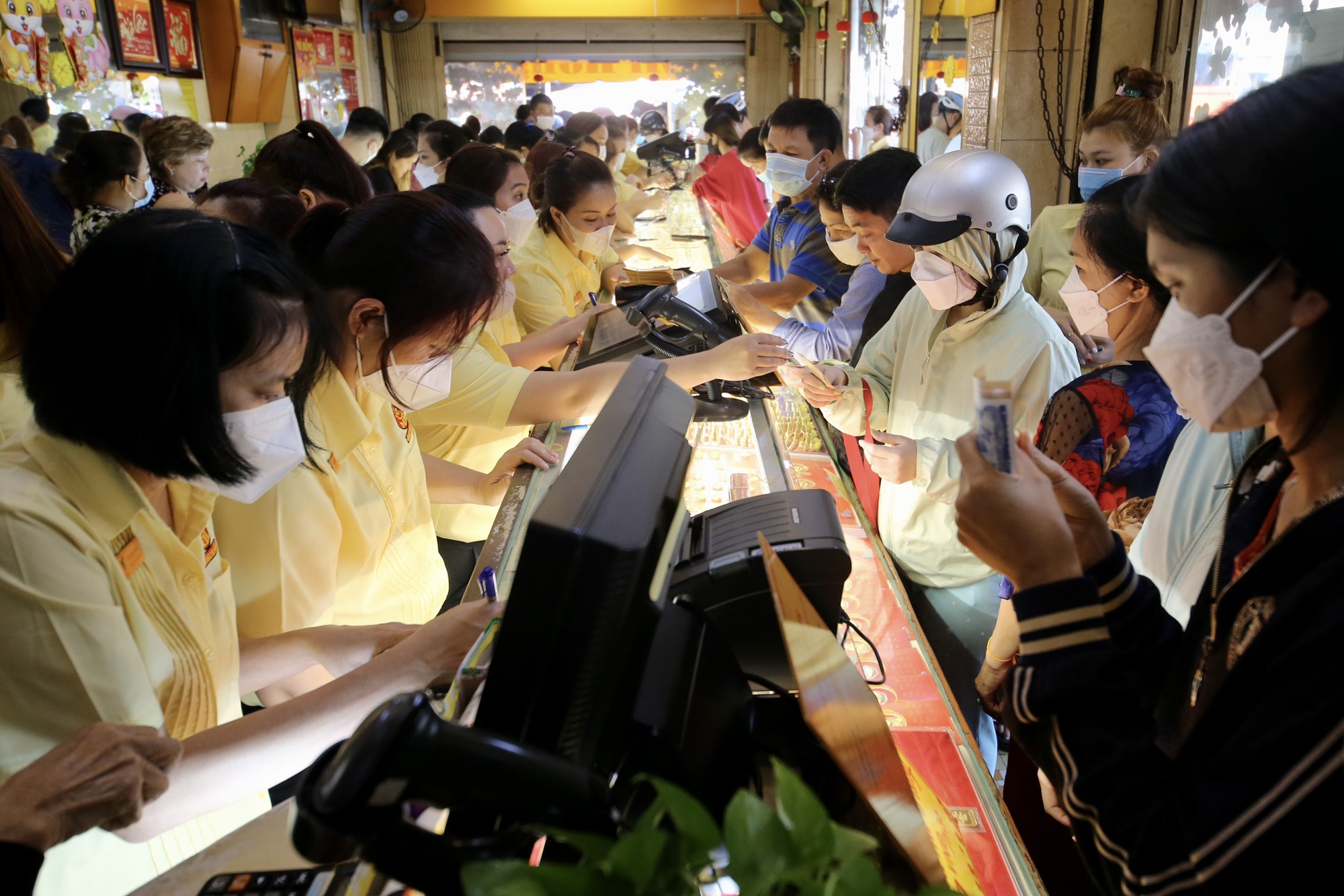 Người d&acirc;n TP HCM đội nắng giữa trưa đi mua v&agrave;ng ng&agrave;y Thần T&agrave;i - Ảnh 4.