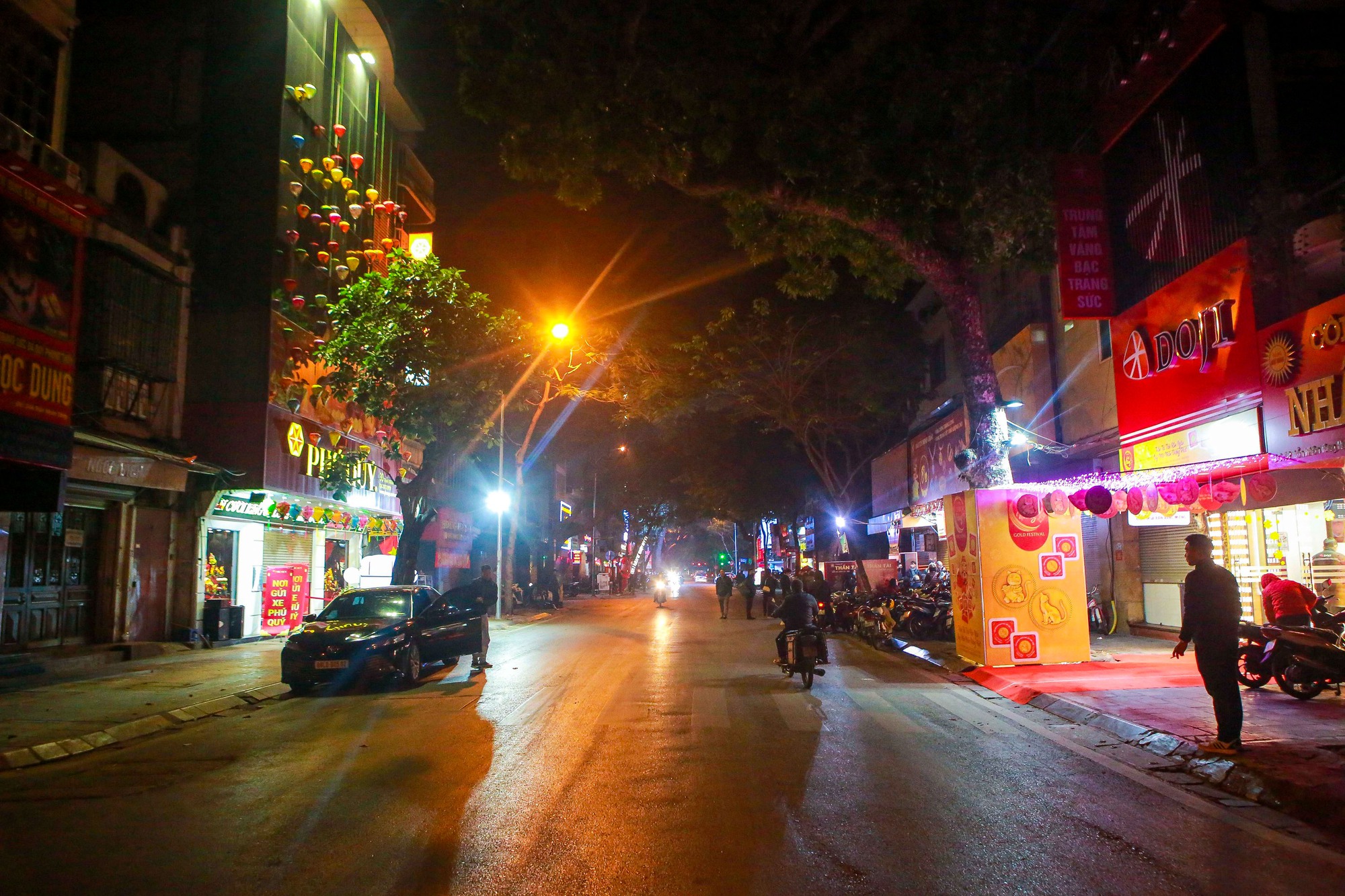 Người dân Hà Nội xếp hàng từ mờ sáng mua vàng ngày vía Thần Tài dưới cái rét 9 độ C - Ảnh 1.