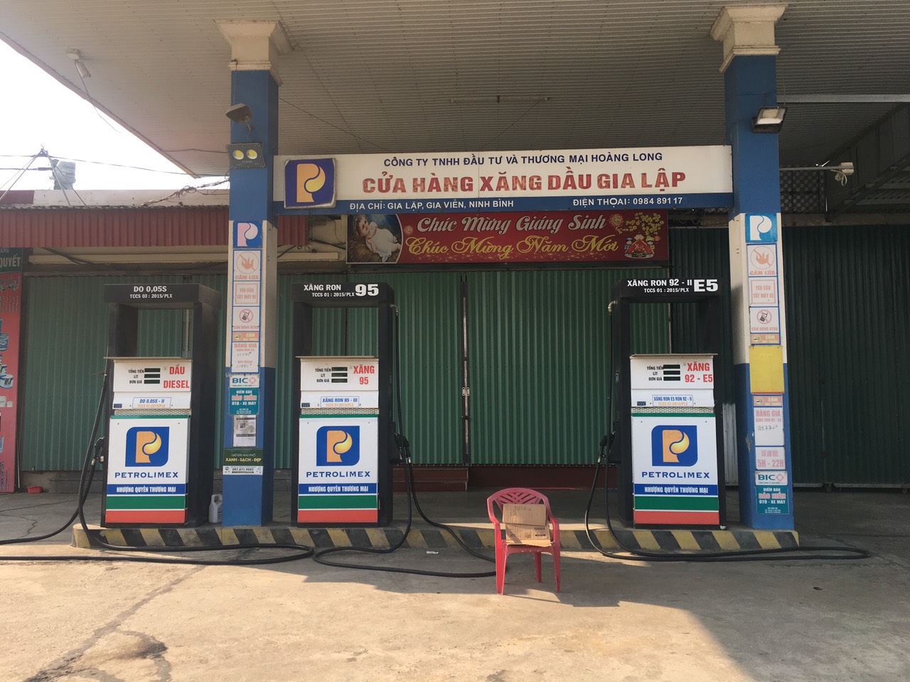 Chỉ b&aacute;n 30.000 đồng/xe m&aacute;y, c&acirc;y xăng bị xử phạt 15 triệu đồng - Ảnh 2.