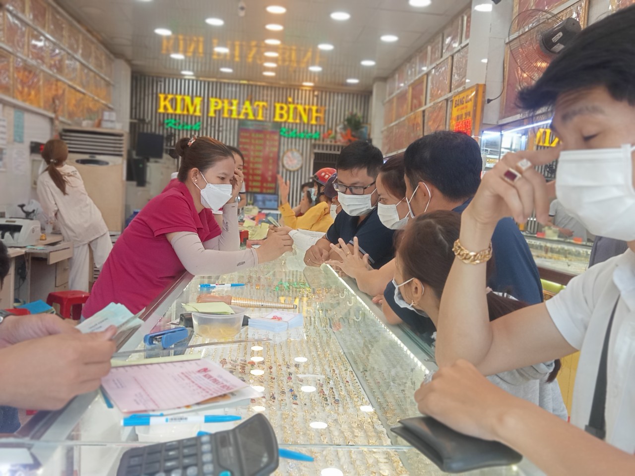 Người d&acirc;n TP HCM đội nắng giữa trưa đi mua v&agrave;ng ng&agrave;y Thần T&agrave;i - Ảnh 11.