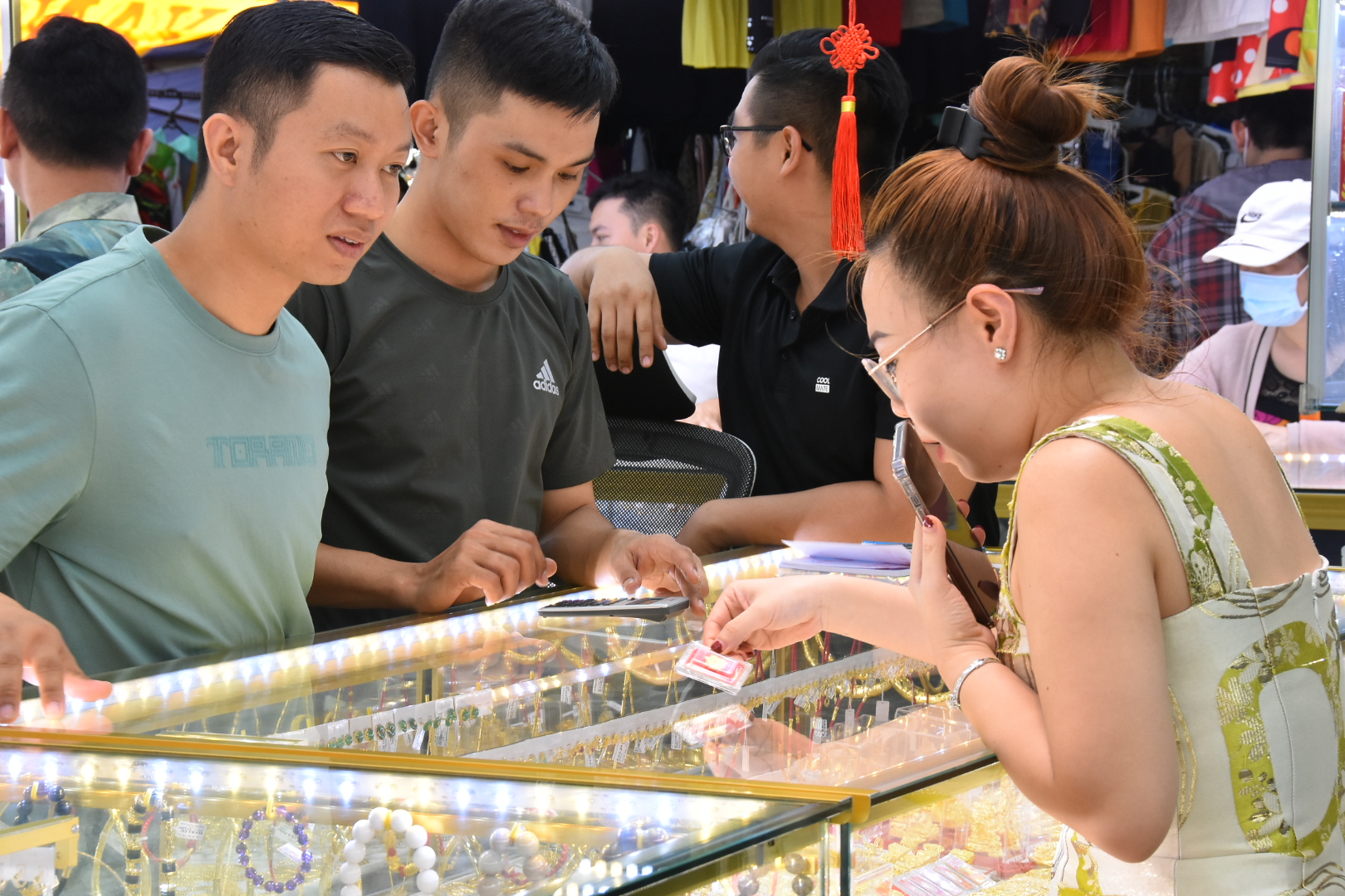 Người d&acirc;n TP HCM đội nắng giữa trưa đi mua v&agrave;ng ng&agrave;y Thần T&agrave;i - Ảnh 14.