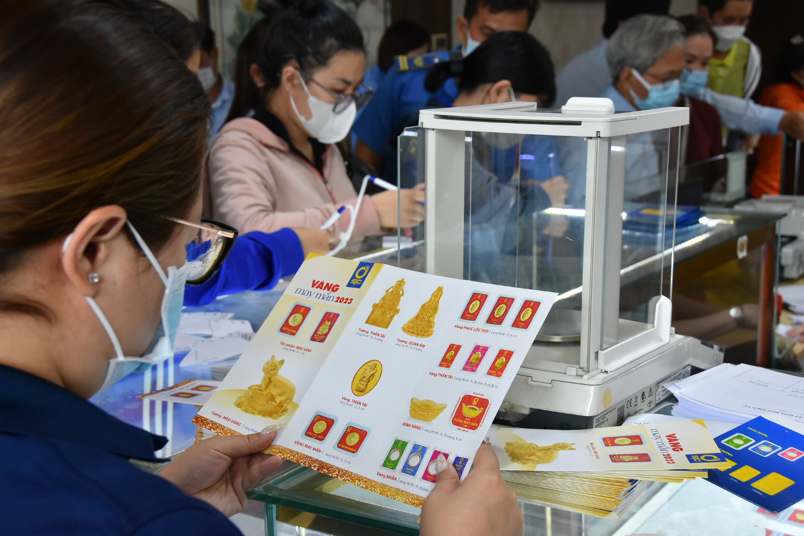 Người d&acirc;n TP HCM đội nắng giữa trưa đi mua v&agrave;ng ng&agrave;y Thần T&agrave;i - Ảnh 9.