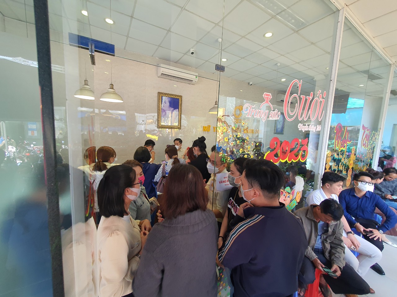 Người d&acirc;n TP HCM đội nắng giữa trưa đi mua v&agrave;ng ng&agrave;y Thần T&agrave;i - Ảnh 7.