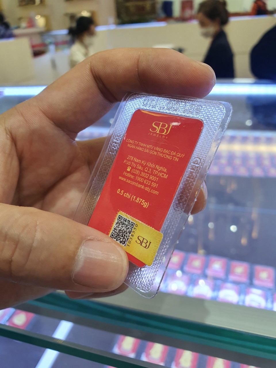 Người d&acirc;n TP HCM đội nắng giữa trưa đi mua v&agrave;ng ng&agrave;y Thần T&agrave;i - Ảnh 10.