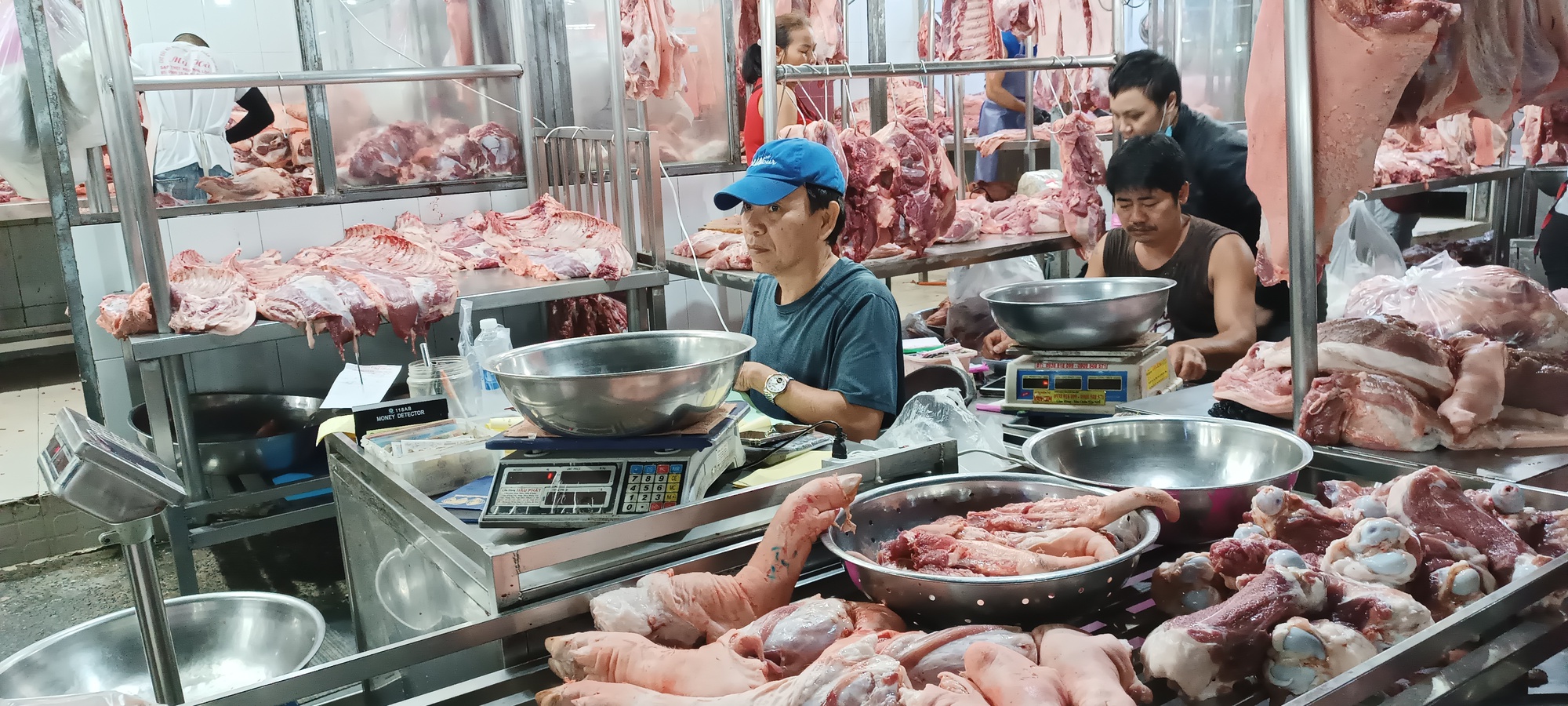 Gi&aacute; thịt heo Tết ổn định đến bất ngờ - Ảnh 2.