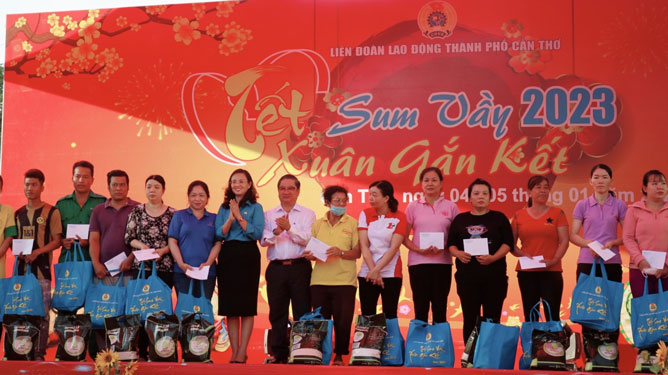 Tết đủ đầy cho đo&agrave;n vi&ecirc;n - lao động - Ảnh 1.