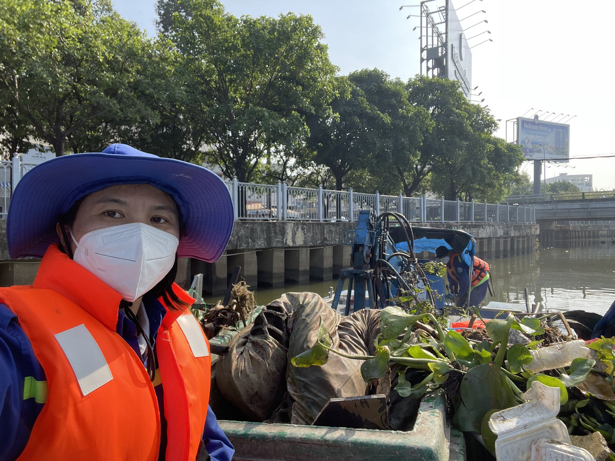 Tôi đi vớt rác trên kênh