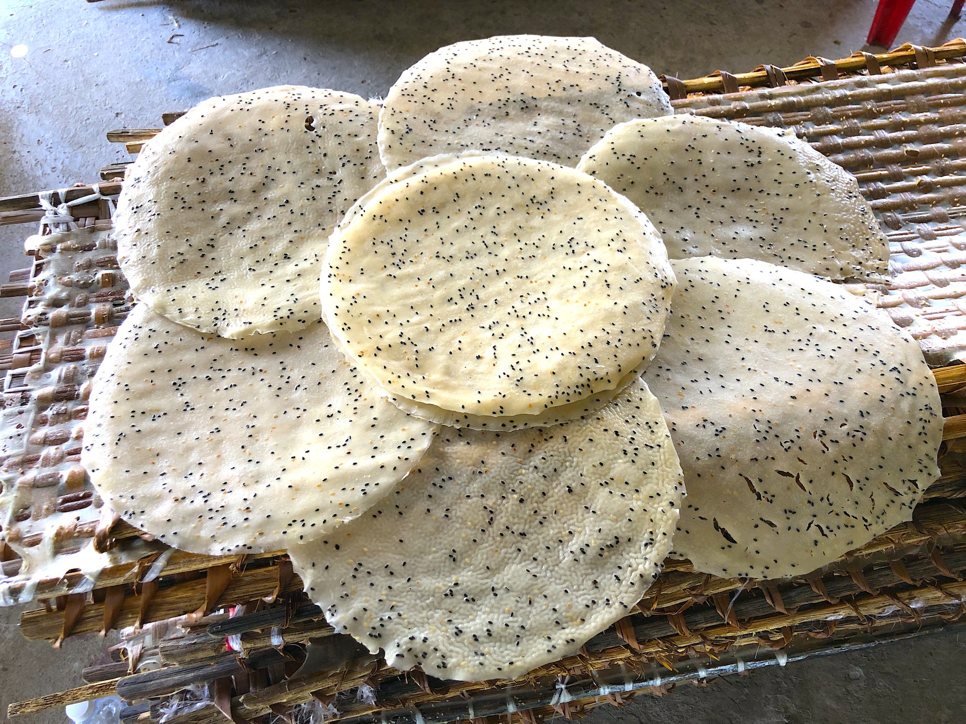 Gần Tết, bánh tráng miền Tây đắt như tôm tươi - Ảnh 13.