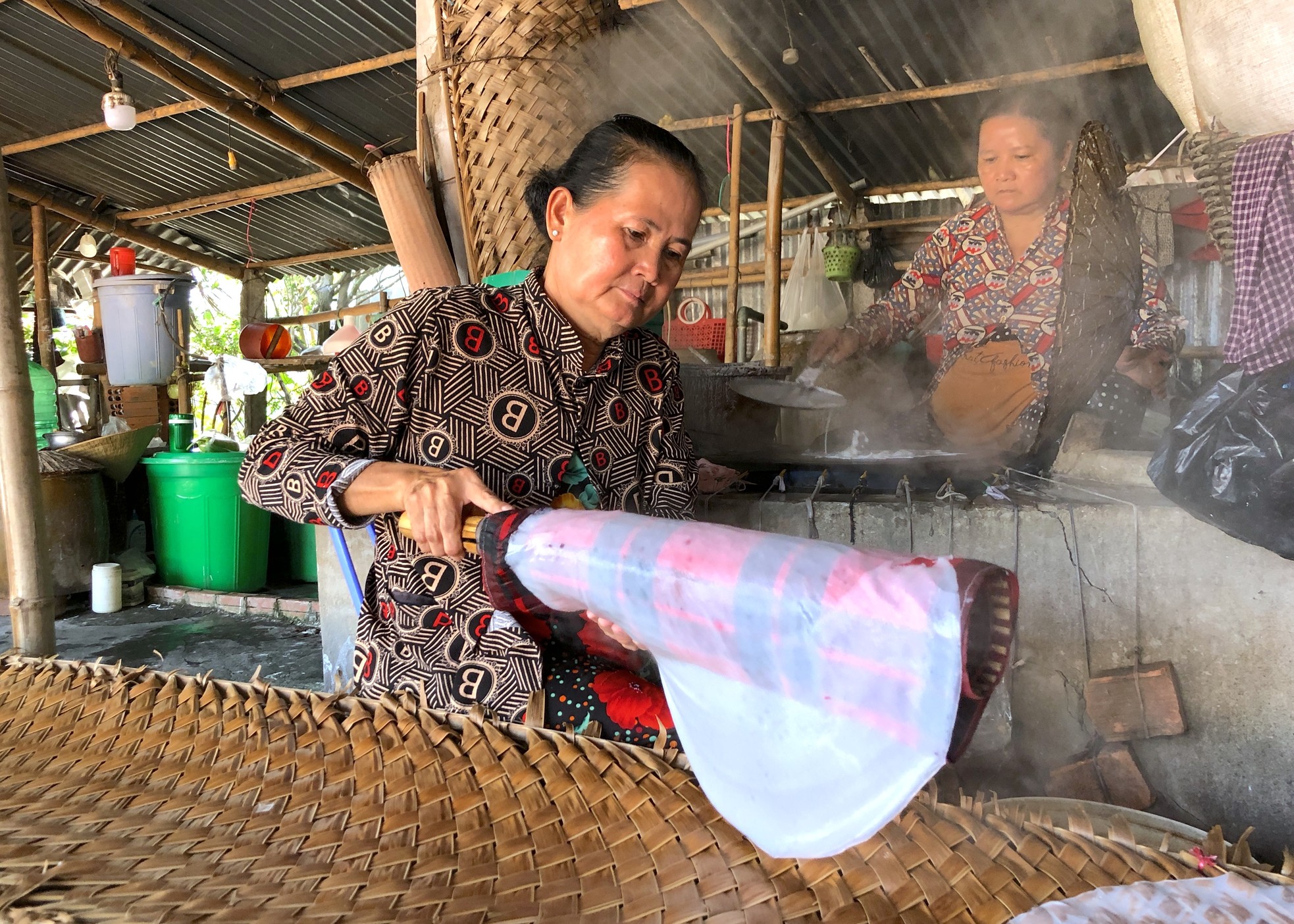 Gần Tết, bánh tráng miền Tây đắt như tôm tươi - Ảnh 5.