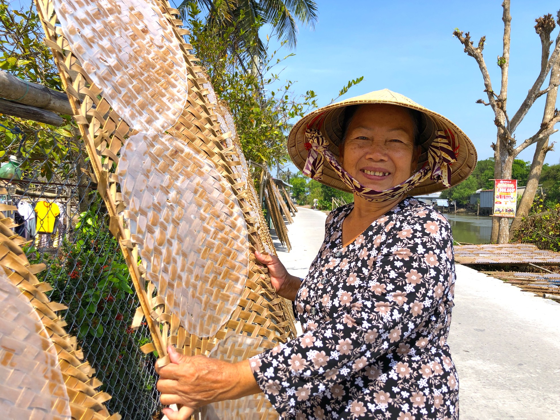 Gần Tết, bánh tráng miền Tây đắt như tôm tươi - Ảnh 4.