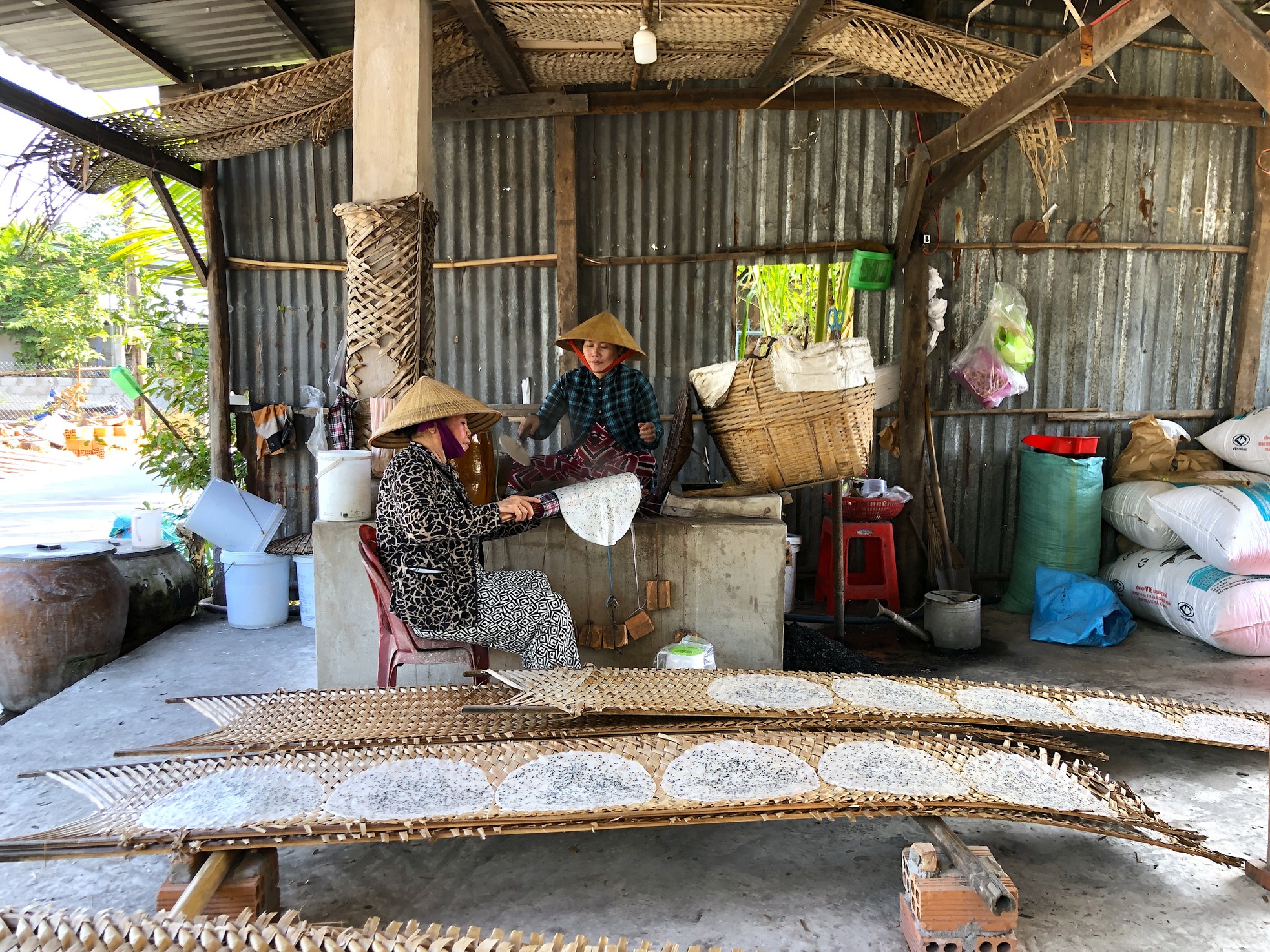 Gần Tết, bánh tráng miền Tây đắt như tôm tươi - Ảnh 3.