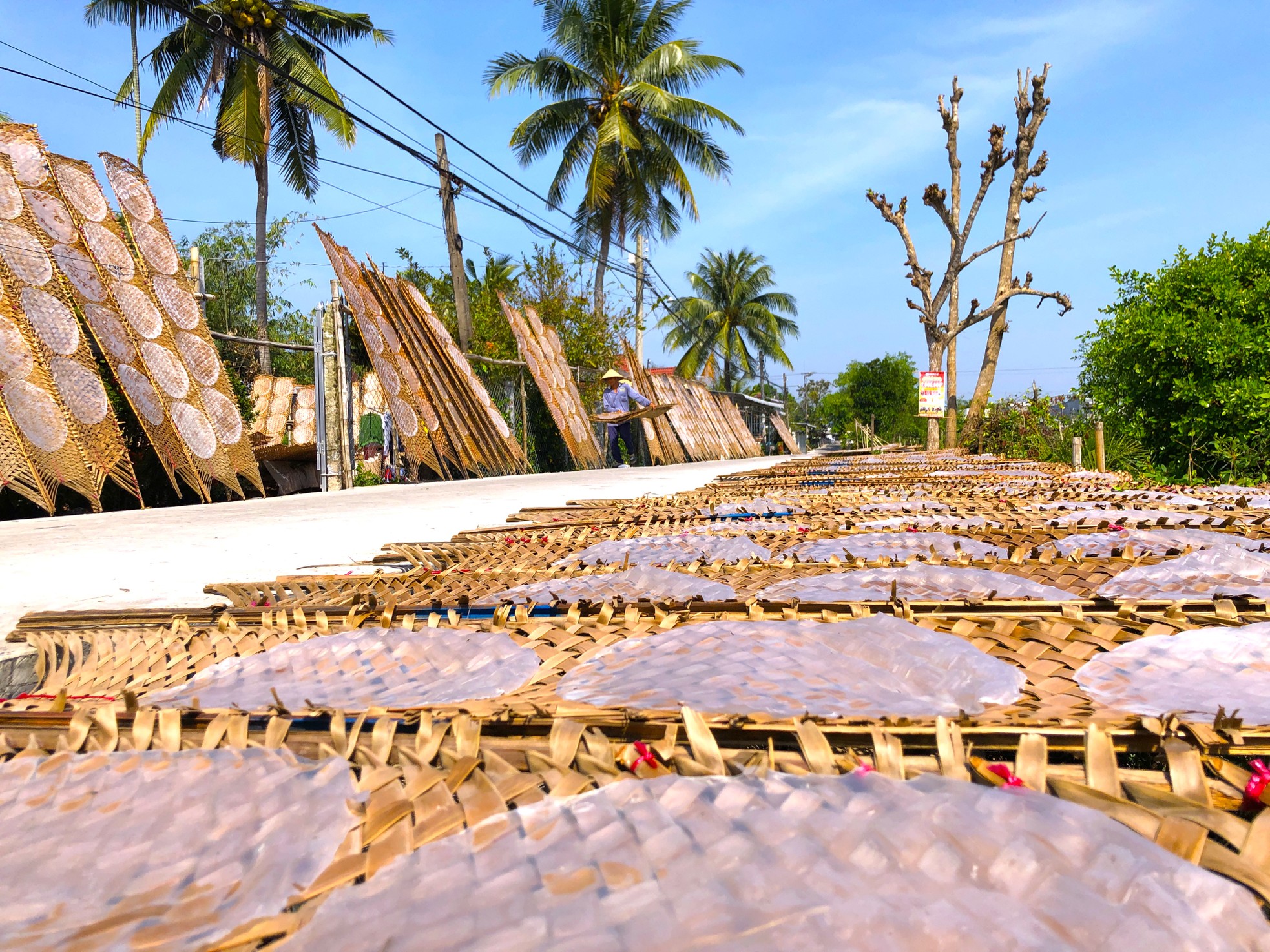 Gần Tết, bánh tráng miền Tây đắt như tôm tươi - Ảnh 2.