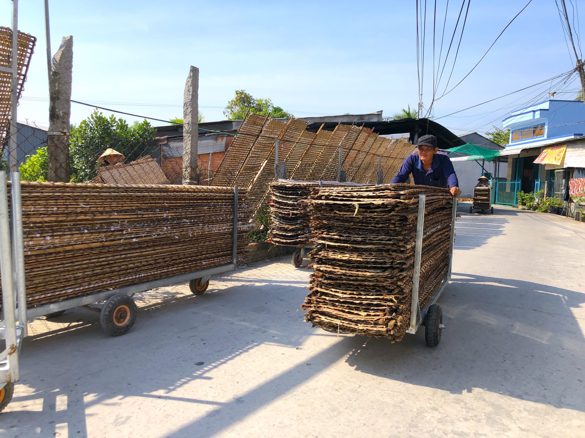 Gần Tết, bánh tráng miền Tây đắt như tôm tươi - Ảnh 11.