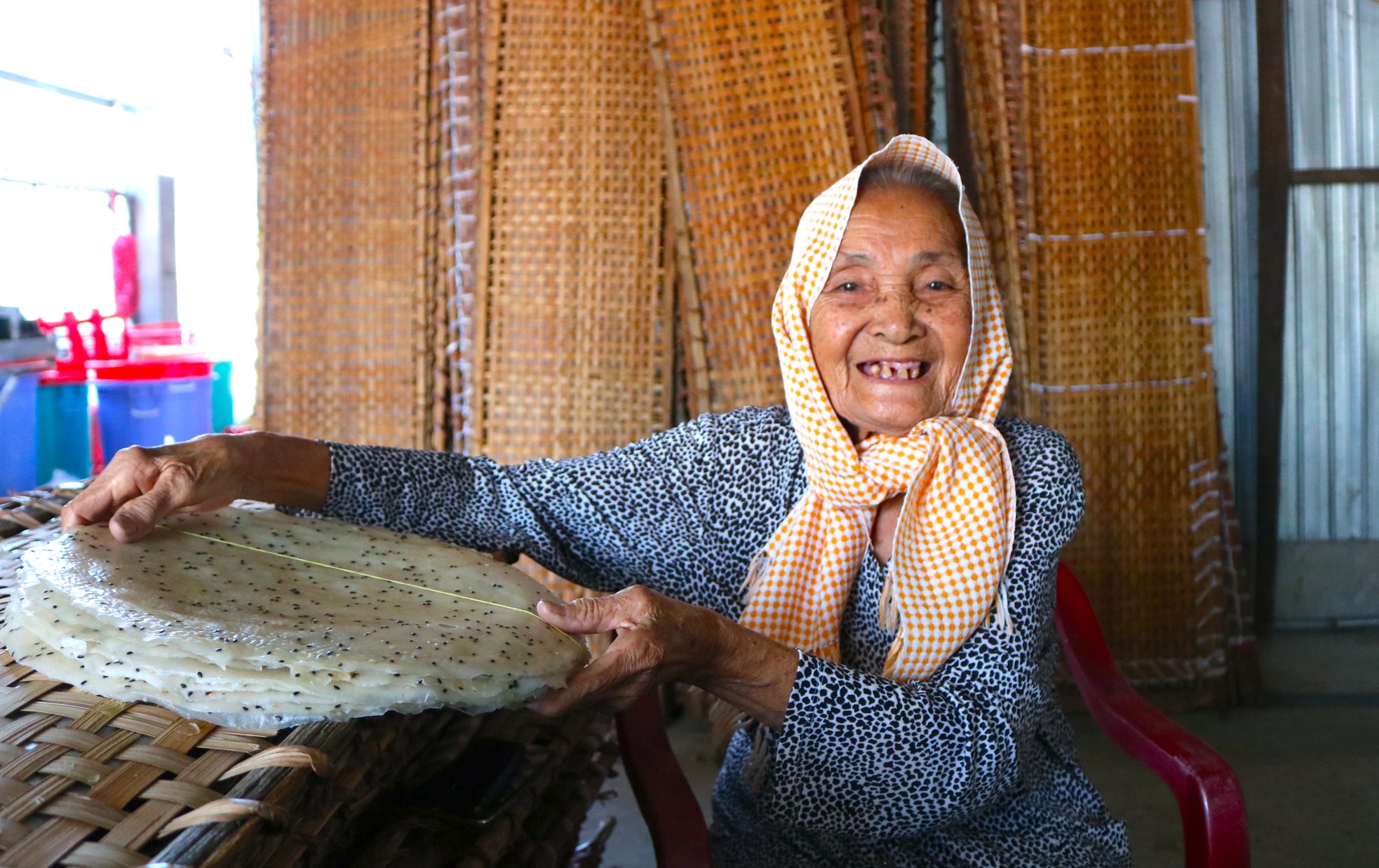 Gần Tết, bánh tráng miền Tây đắt như tôm tươi - Ảnh 9.