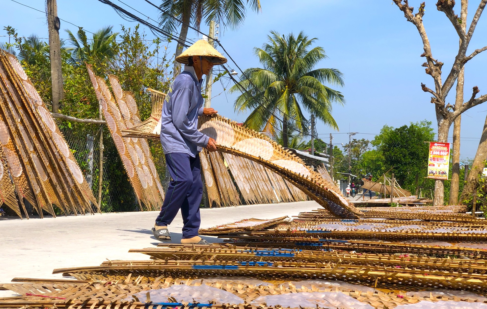 Gần Tết, bánh tráng miền Tây đắt như tôm tươi - Ảnh 7.