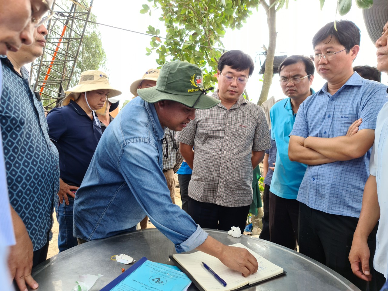 CH&Ugrave;M ẢNH: Ng&agrave;y thứ 5 nỗ lực cứu b&eacute; trai lọt v&agrave;o trụ b&ecirc;-t&ocirc;ng s&acirc;u 35m - Ảnh 2.