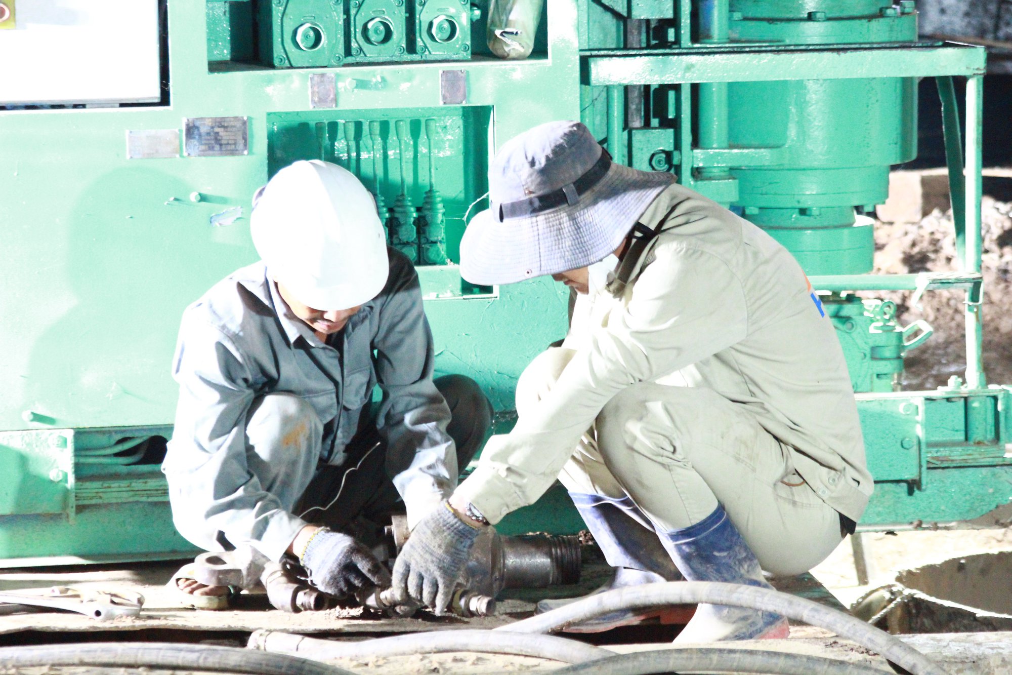 CH&Ugrave;M ẢNH: Ng&agrave;y thứ 5 nỗ lực cứu b&eacute; trai lọt v&agrave;o trụ b&ecirc;-t&ocirc;ng s&acirc;u 35m - Ảnh 7.