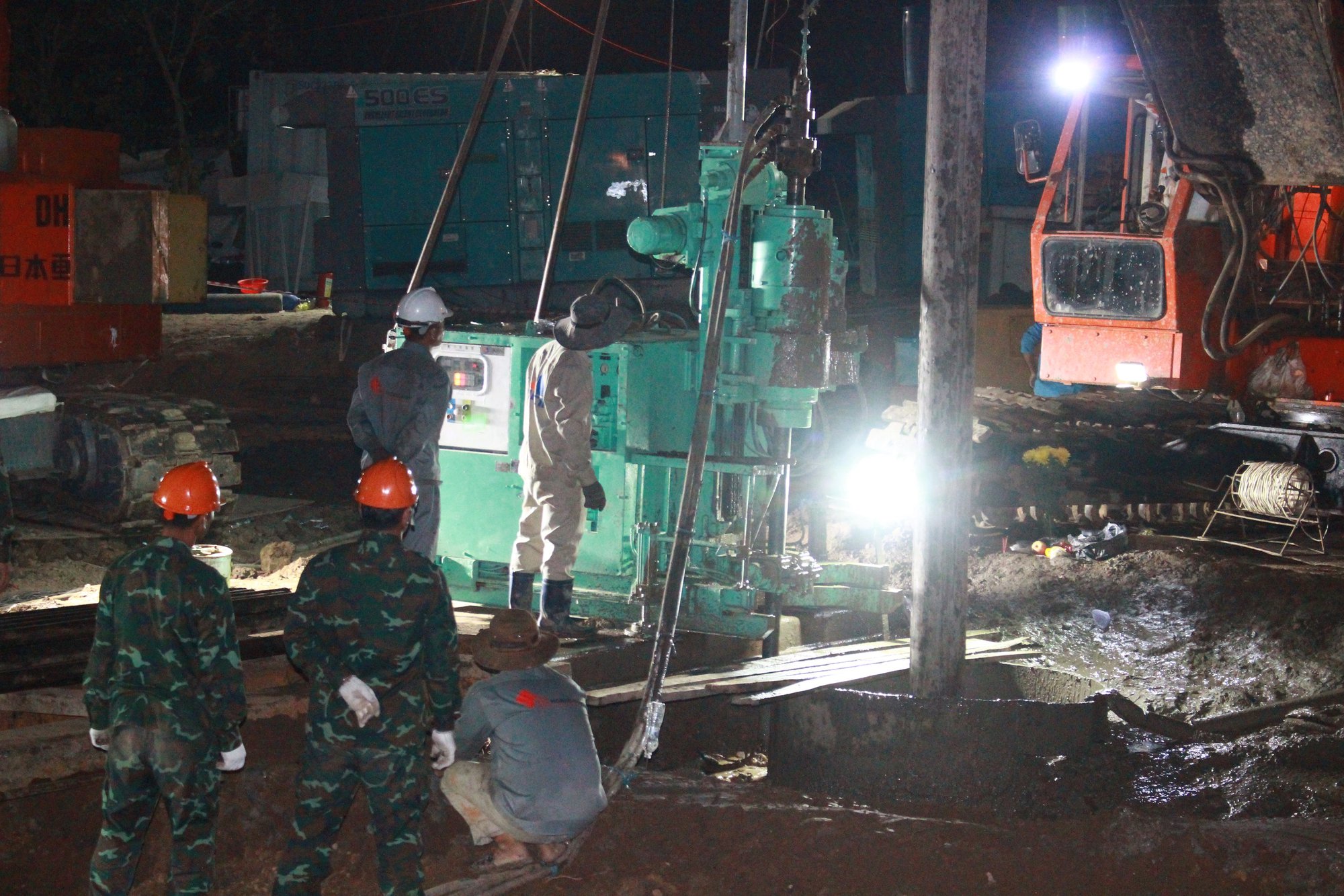 CH&Ugrave;M ẢNH: Ng&agrave;y thứ 5 nỗ lực cứu b&eacute; trai lọt v&agrave;o trụ b&ecirc;-t&ocirc;ng s&acirc;u 35m - Ảnh 8.
