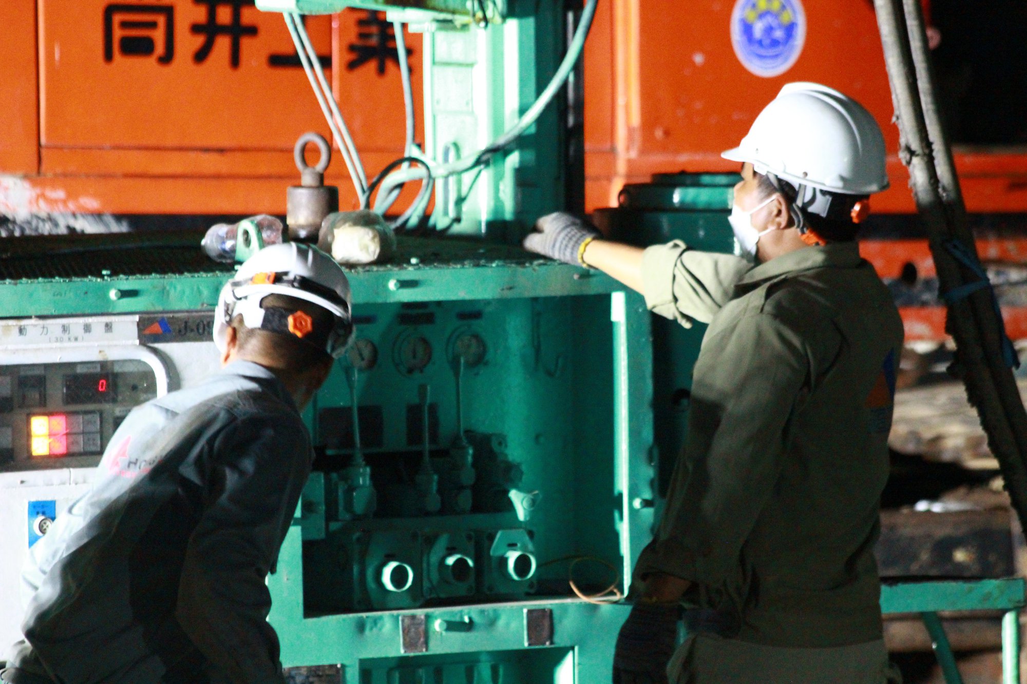 CH&Ugrave;M ẢNH: Ng&agrave;y thứ 5 nỗ lực cứu b&eacute; trai lọt v&agrave;o trụ b&ecirc;-t&ocirc;ng s&acirc;u 35m - Ảnh 12.