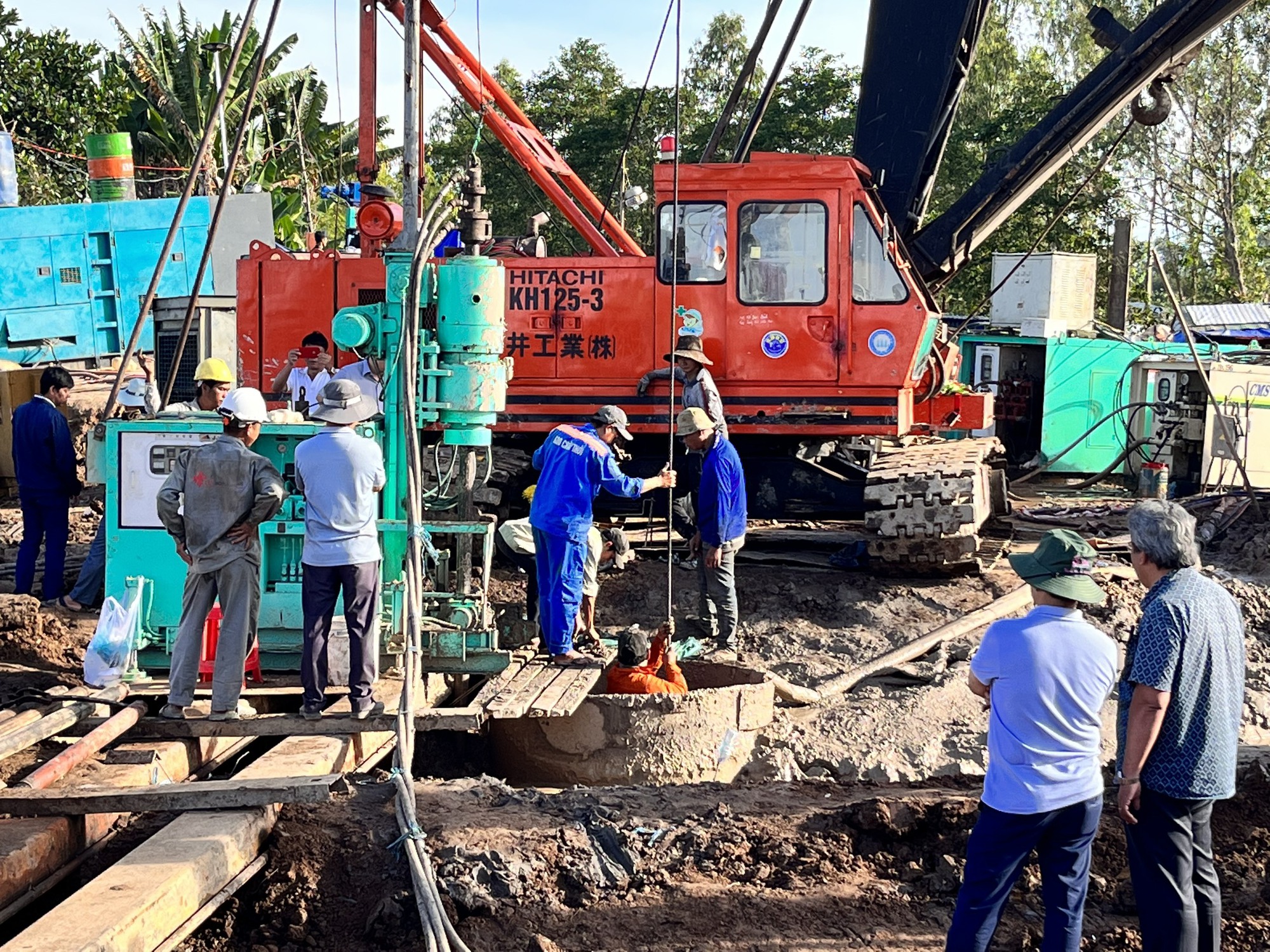 NÓNG: Chuẩn bị kéo trụ bê-tông sâu 35m để đưa bé trai lên khỏi mặt đất