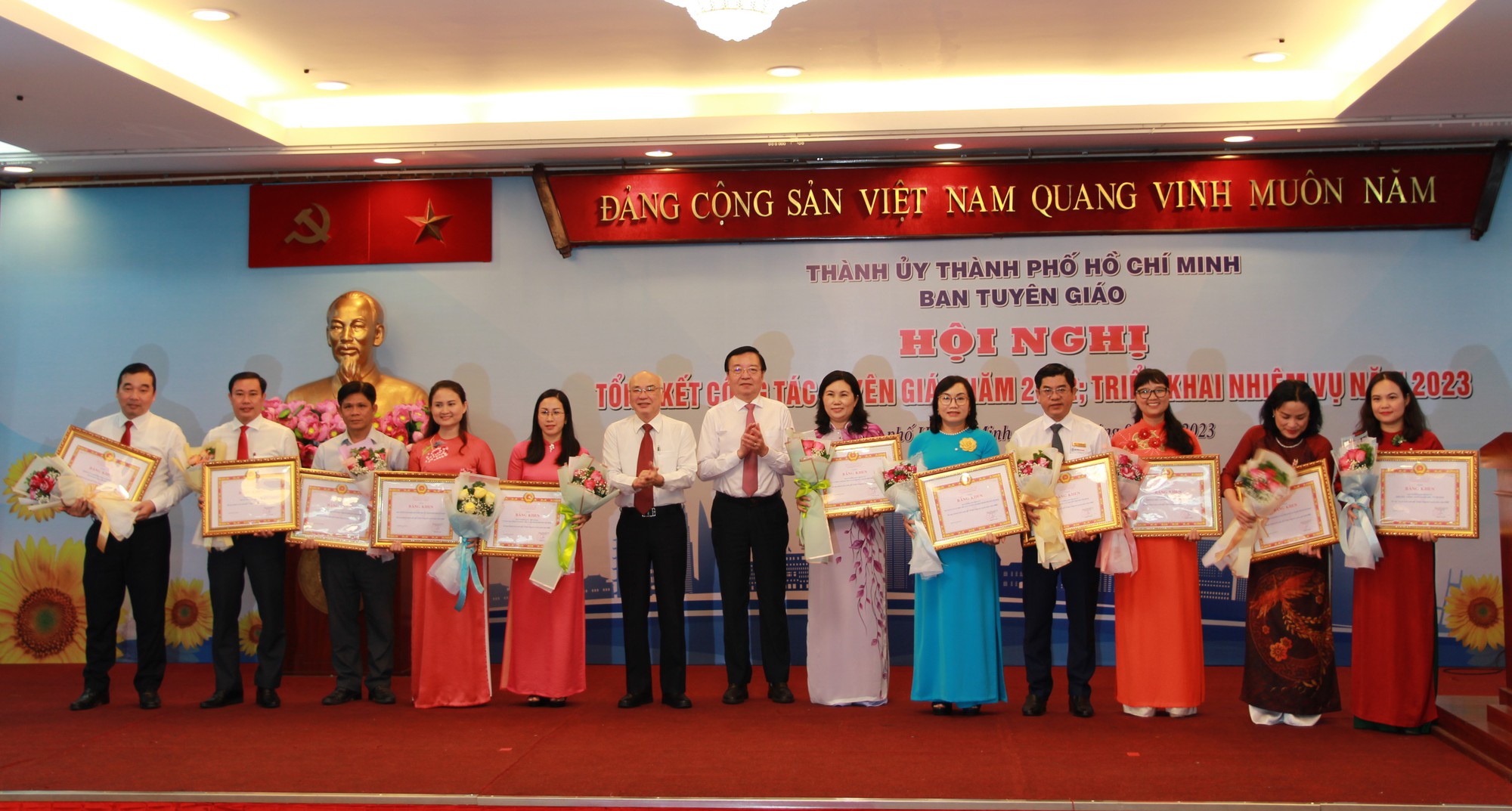 Cán bộ tuyên giáo phải là chiến sĩ trên mặt trận tư tưởng - Ảnh 4.