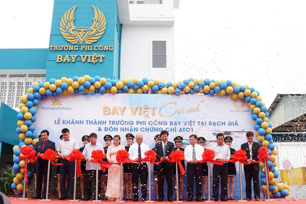 Trường đ&agrave;o tạo phi c&ocirc;ng d&acirc;n dụng đầu ti&ecirc;n khu vực miền Nam đi v&agrave;o hoạt động ở Ki&ecirc;n Giang - Ảnh 2.