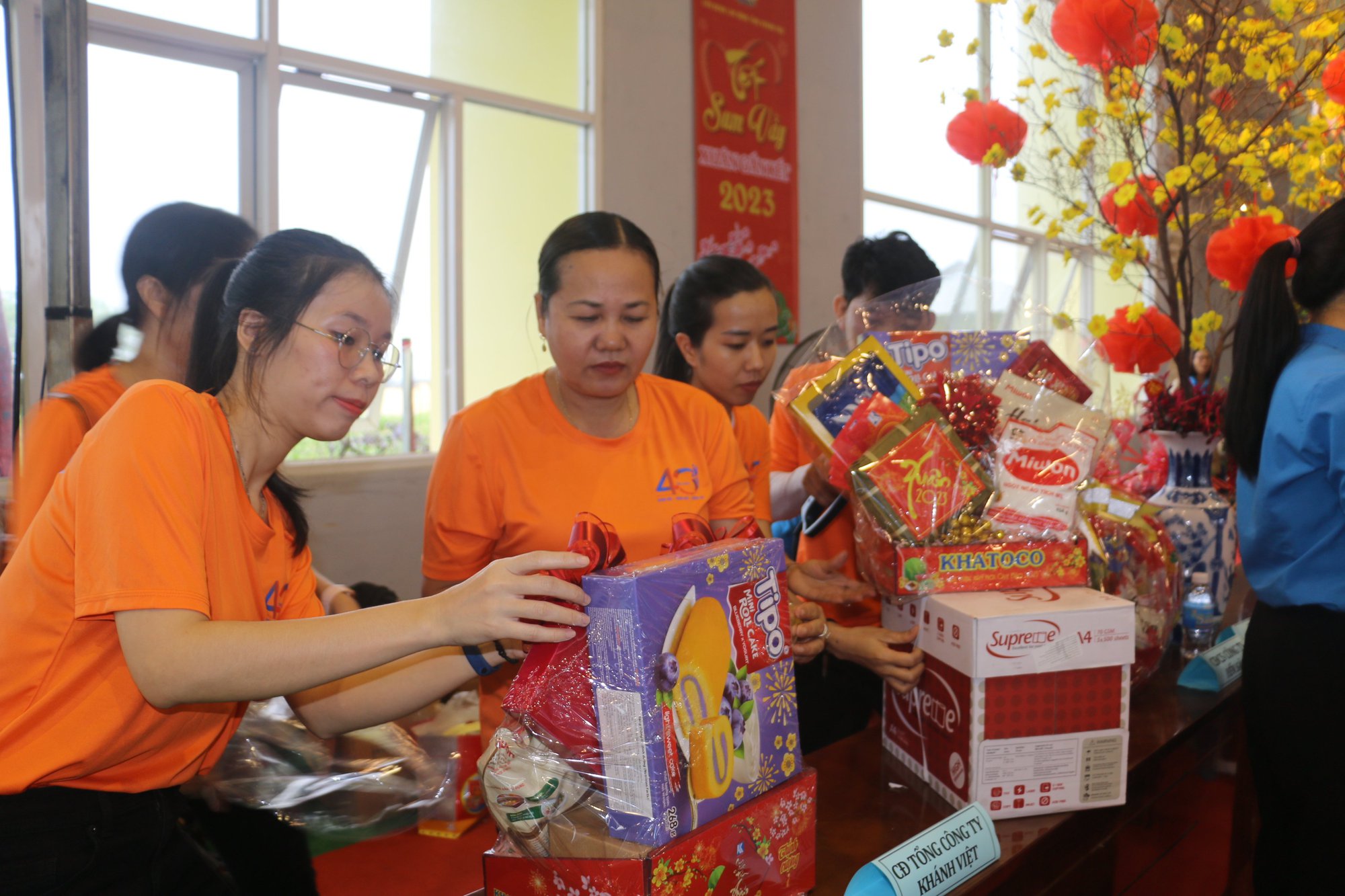 Kh&aacute;nh H&ograve;a: Mang Tết đến người lao động kh&oacute; khăn - Ảnh 9.