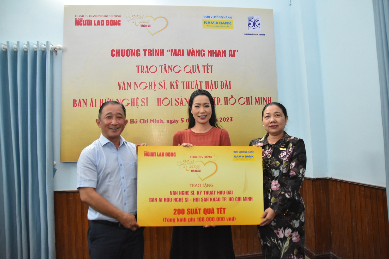 “Mai Vàng nhân ái” trao 200 phần quà Tết cho văn nghệ sĩ, công nhân hậu đài - Ảnh 1.