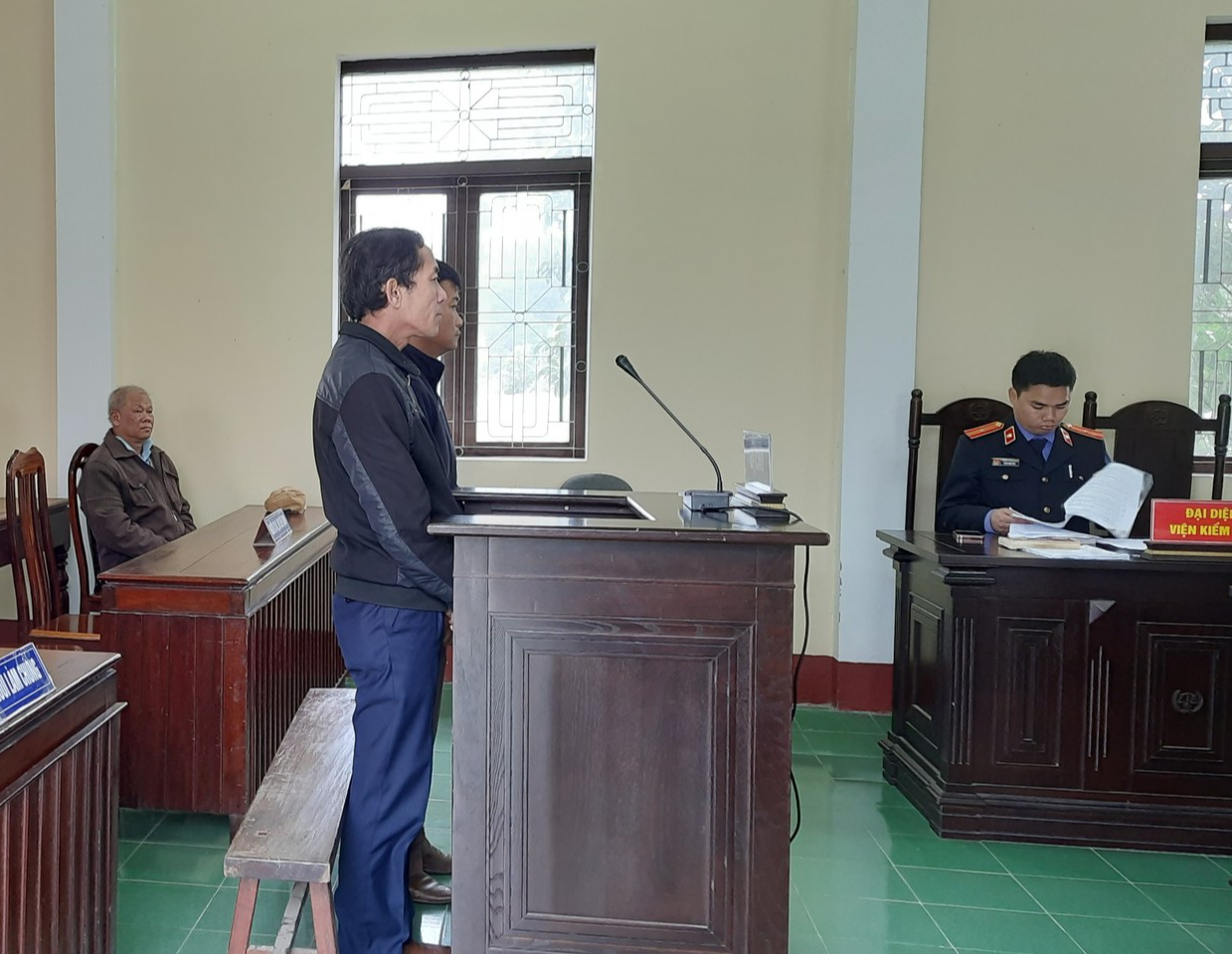 Hai cán bộ chiếm đoạt tài sản của hàng loạt hộ dân