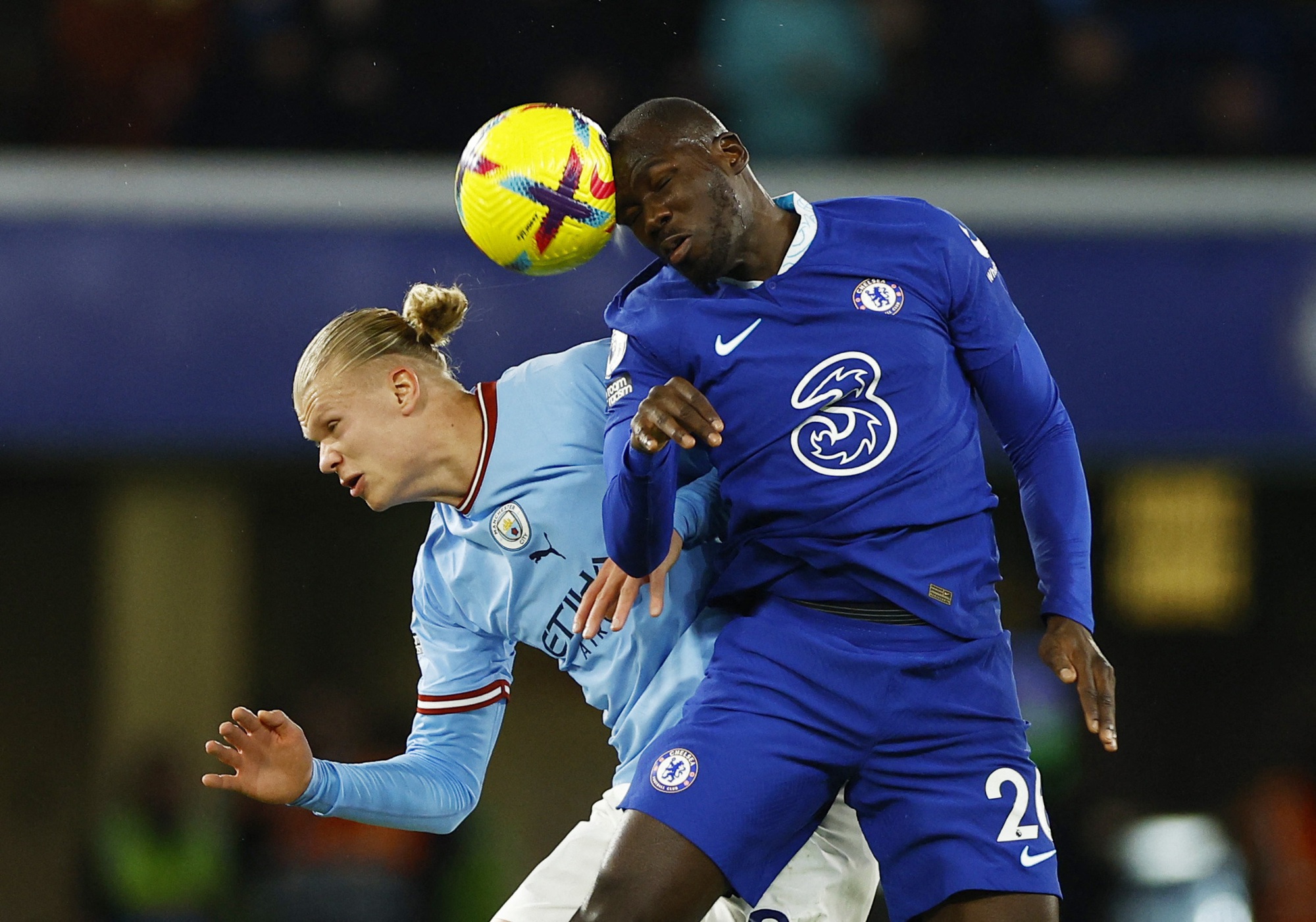 Chelsea thất trận sân nhà, Man City ung dung chạy đua ngôi đầu Ngoại hạng Anh