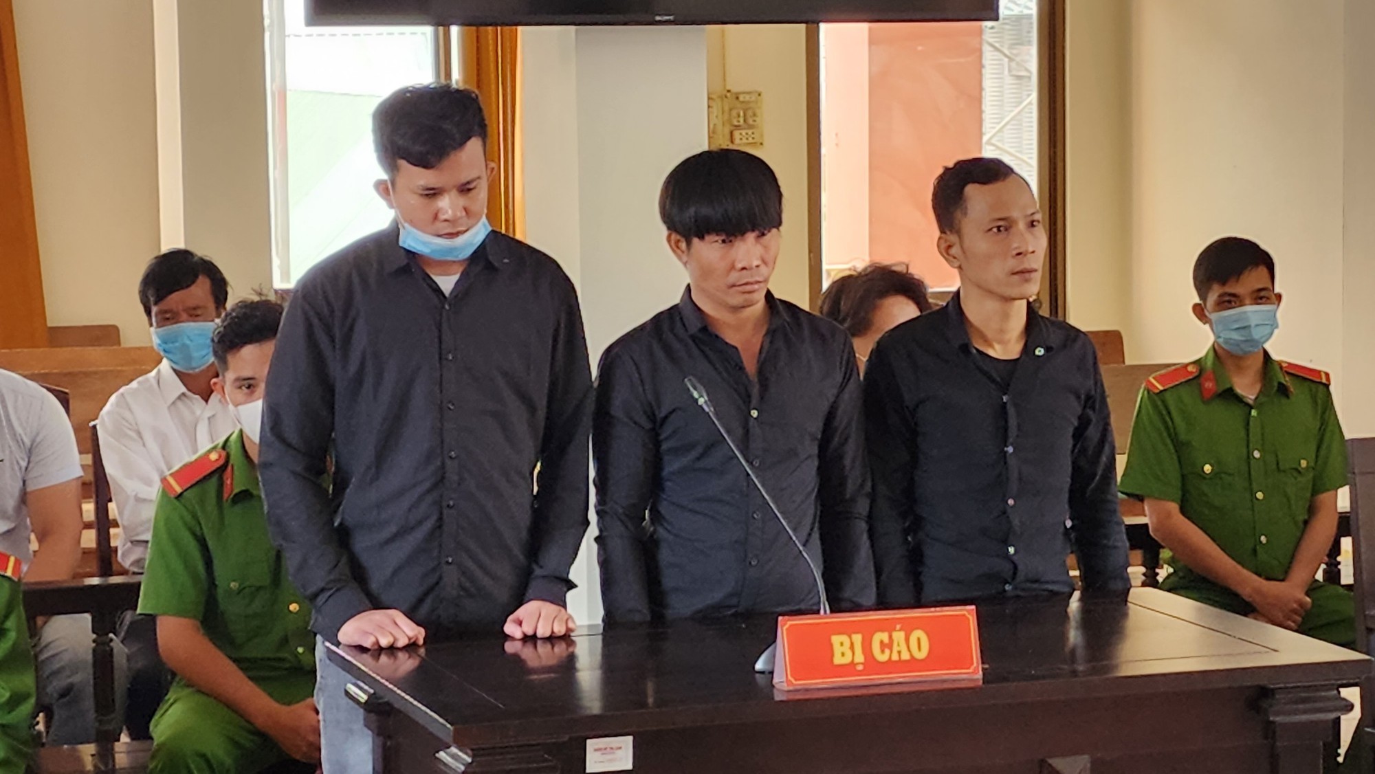 Phú Quốc: Đôi bạn tù làm “người nhện” đột nhập cửa hàng điện thoại - Ảnh 1.