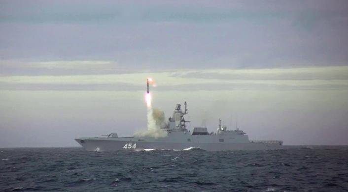 Xe tăng phương T&acirc;y sắp đến Ukraine, Nga tung t&agrave;u chiến mang t&ecirc;n lửa si&ecirc;u thanh - Ảnh 3.