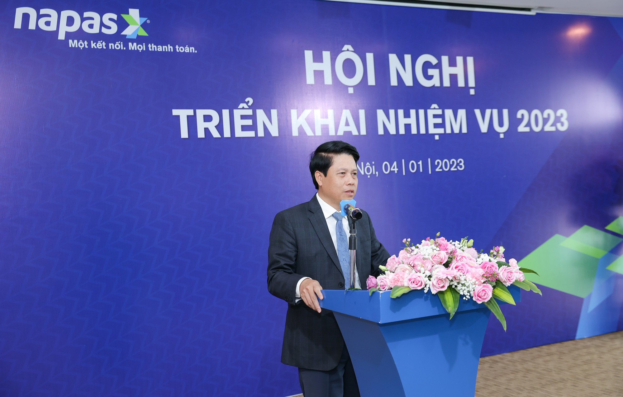 Người d&acirc;n r&uacute;t tiền mặt qua m&aacute;y ATM giảm rất mạnh - Ảnh 2.