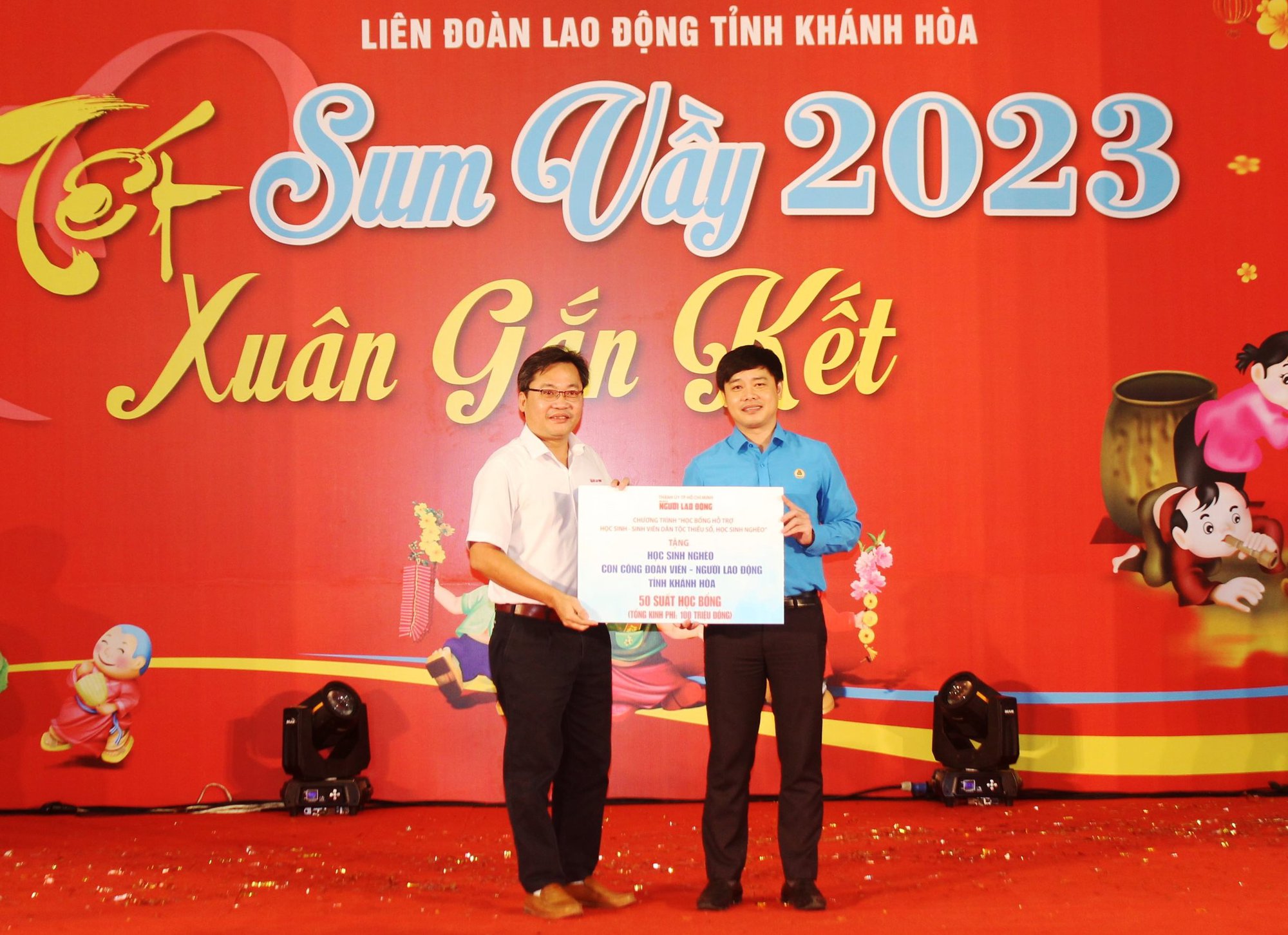 Kh&aacute;nh H&ograve;a: Mang Tết đến người lao động kh&oacute; khăn - Ảnh 4.