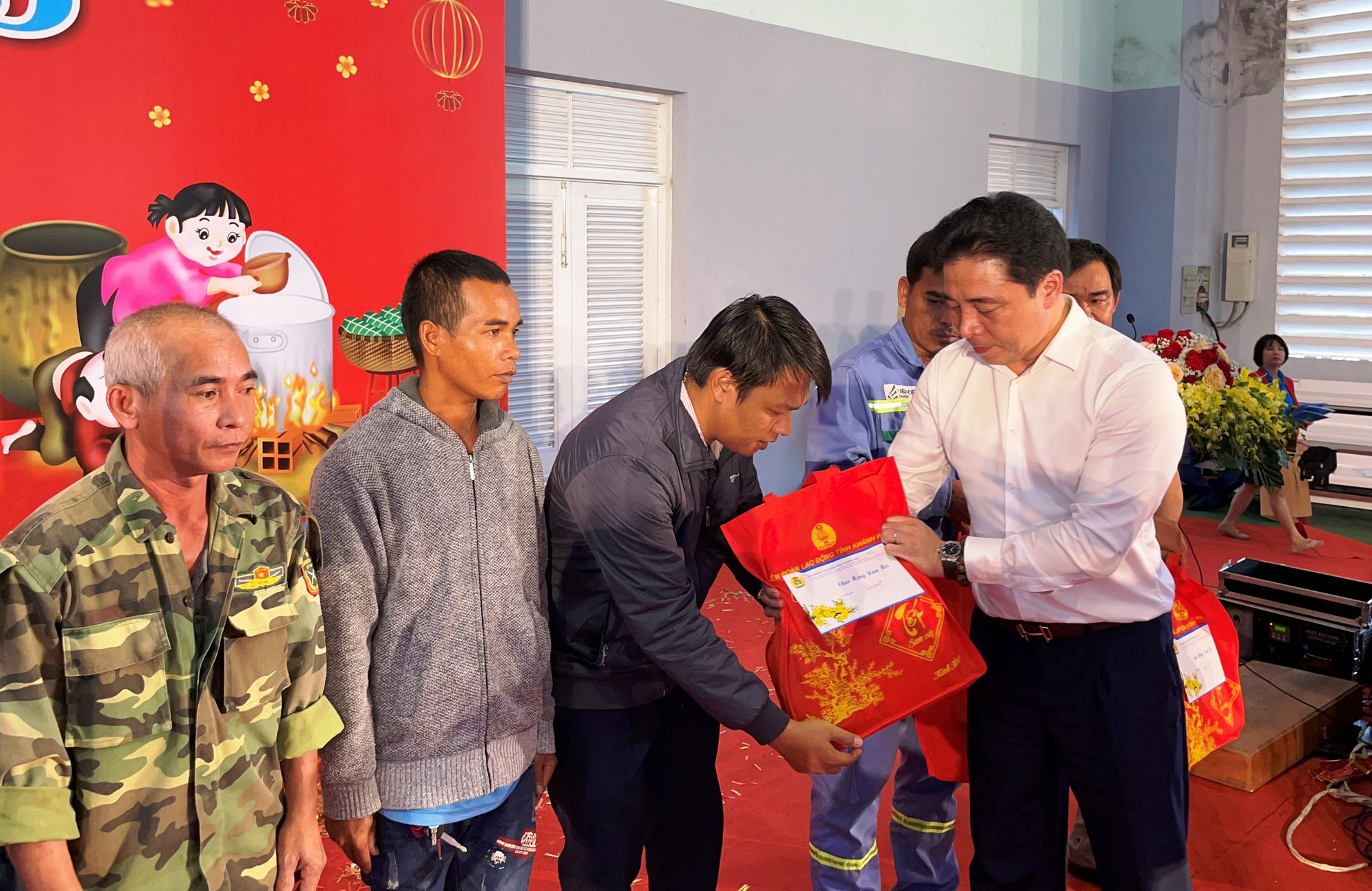 Kh&aacute;nh H&ograve;a: Mang Tết đến người lao động kh&oacute; khăn - Ảnh 1.