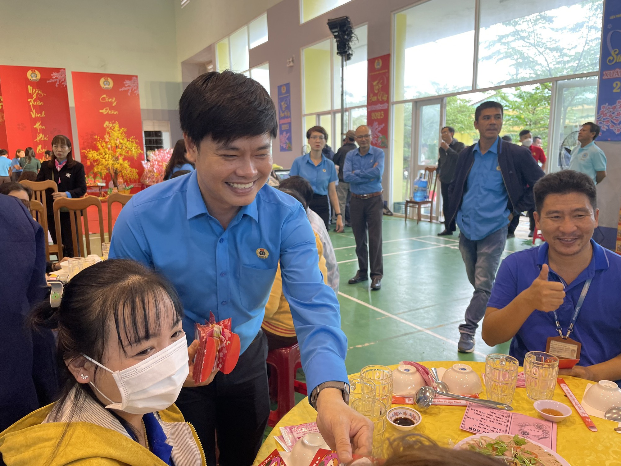 Kh&aacute;nh H&ograve;a: Mang Tết đến người lao động kh&oacute; khăn - Ảnh 14.