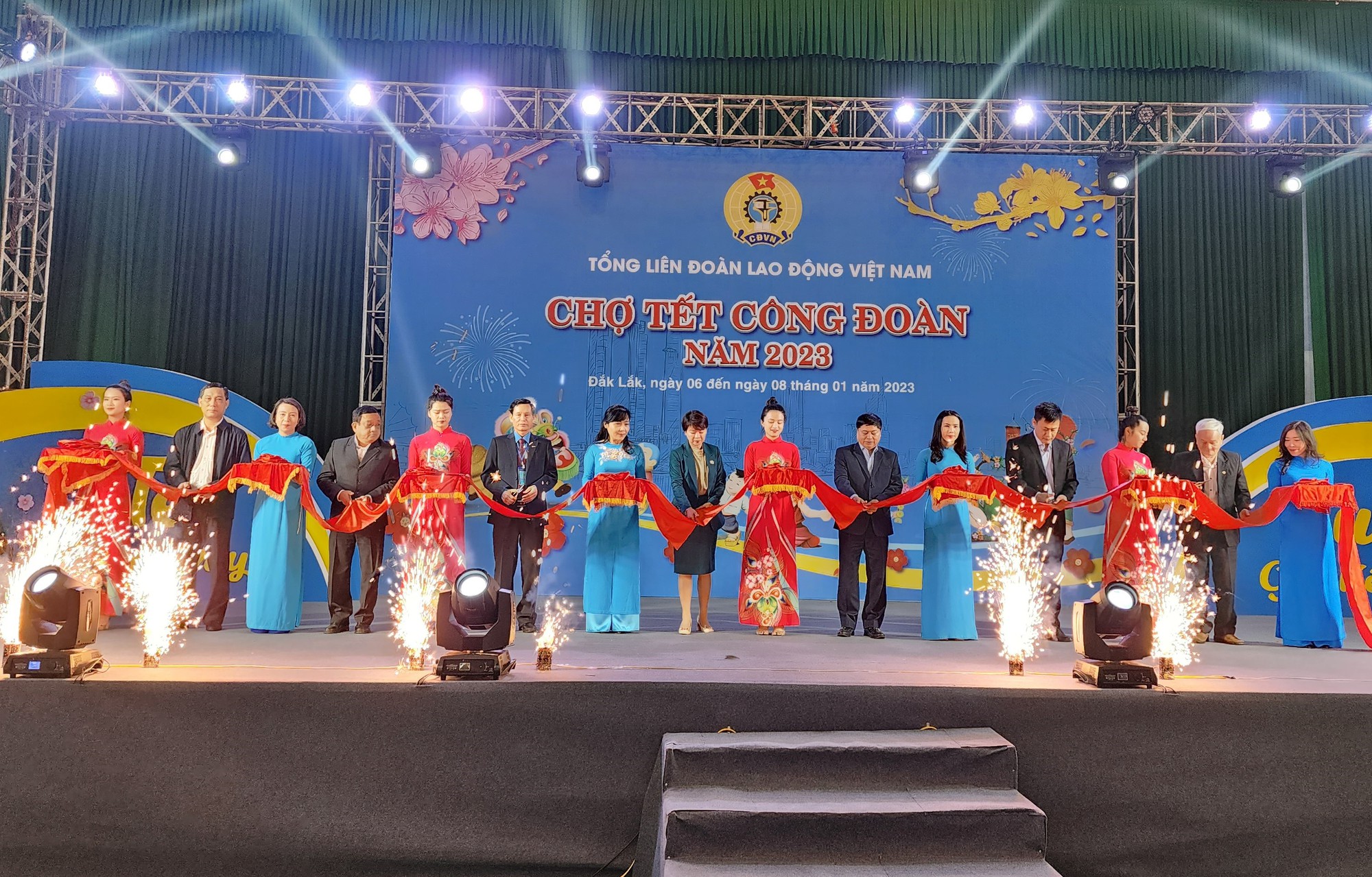 Hơn 40 gian h&agrave;ng Chợ Tết C&ocirc;ng đo&agrave;n tại Đắk Lắk - Ảnh 1.