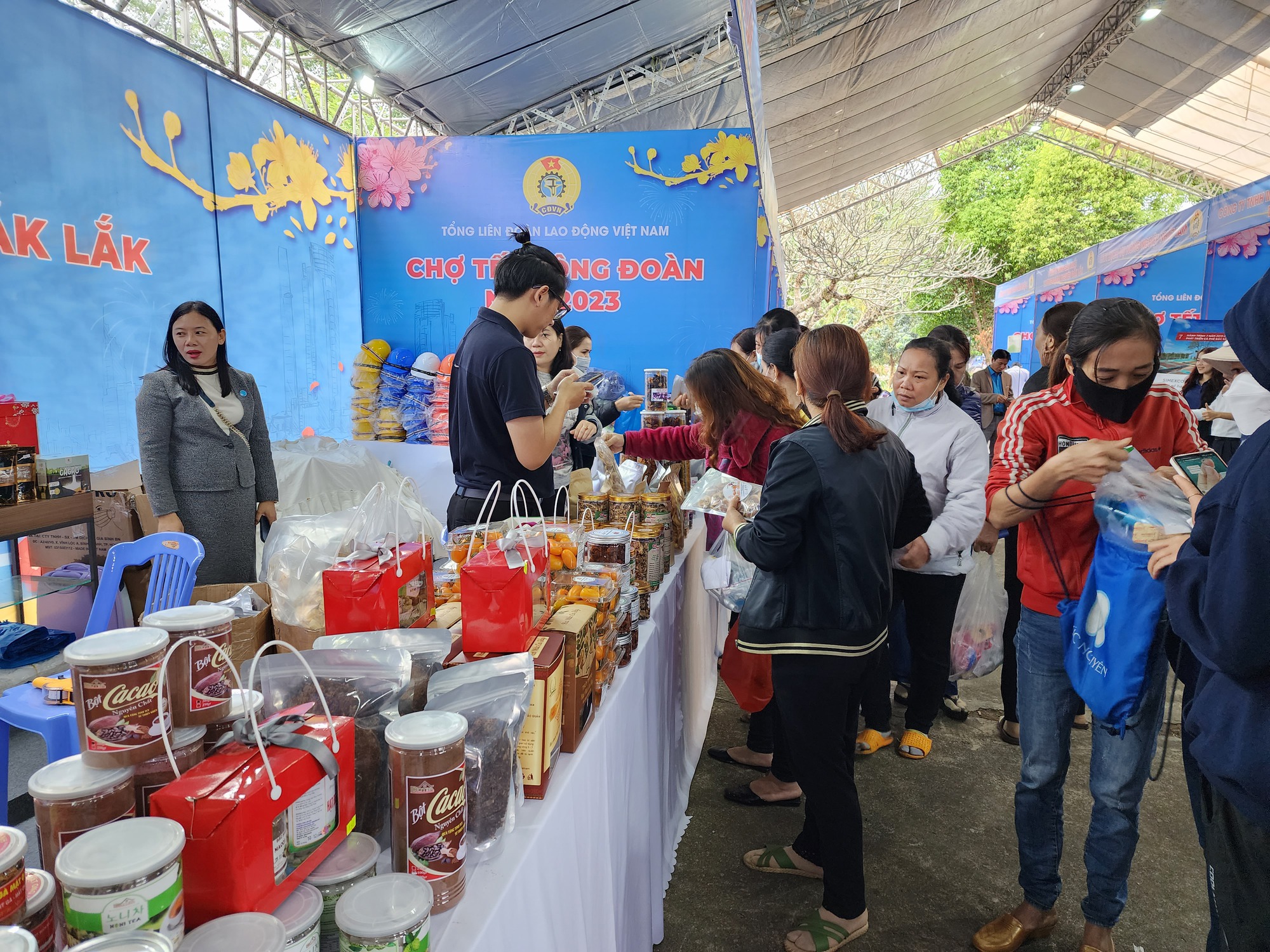 Hơn 40 gian h&agrave;ng Chợ Tết C&ocirc;ng đo&agrave;n tại Đắk Lắk - Ảnh 2.