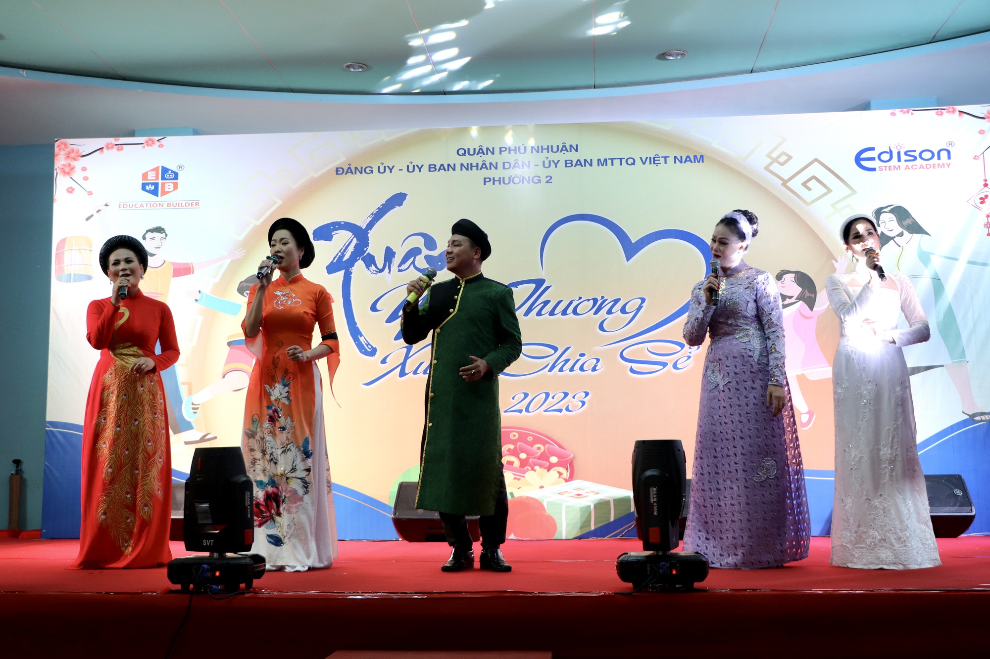 Đêm nhạc trao quà Tết cho người dân khó khăn ở TP HCM - Ảnh 3.