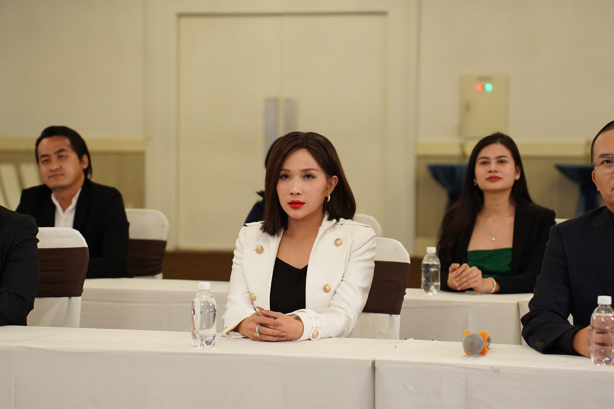 Khả Như hóa “nữ cường”, liên tục đối đầu Trường Giang - Ảnh 4.
