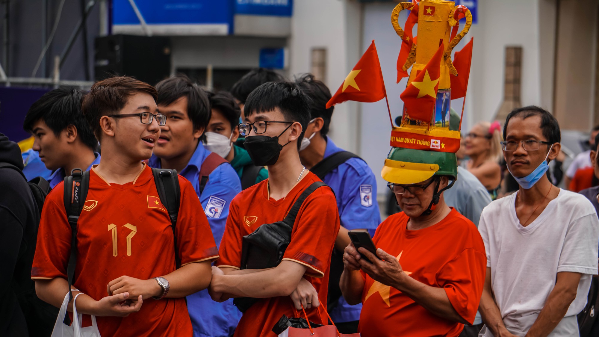 Kh&ocirc;ng Kh&iacute; CĐV TP HCM trước trận b&aacute;n kết lượt đi của đội tuyển Việt Nam v&agrave; Indonesia - Ảnh 1.