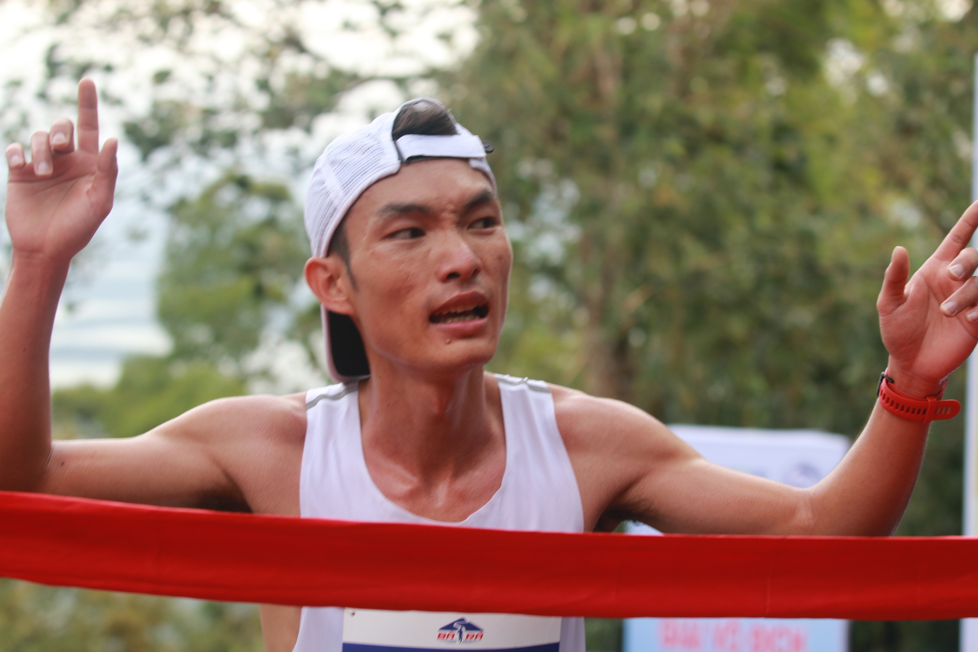 Ho&agrave;ng Nguy&ecirc;n Thanh lần thứ 7 li&ecirc;n tiếp chinh phục đỉnh cao B&agrave; R&aacute; - Ảnh 2.