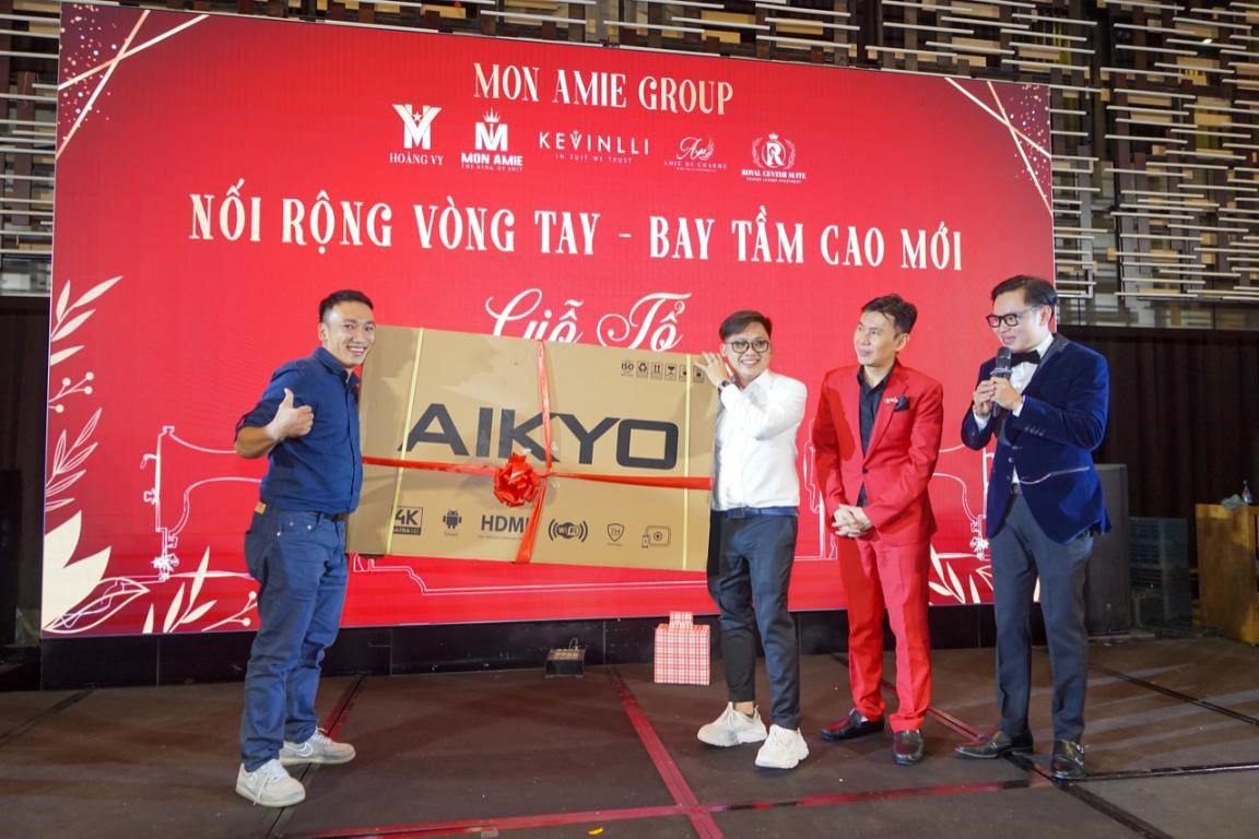 D&agrave;n Sao Việt khoe sắc trong đại tiệc Year And Party của thương hiệu Suit Mon Amie - Ảnh 10.