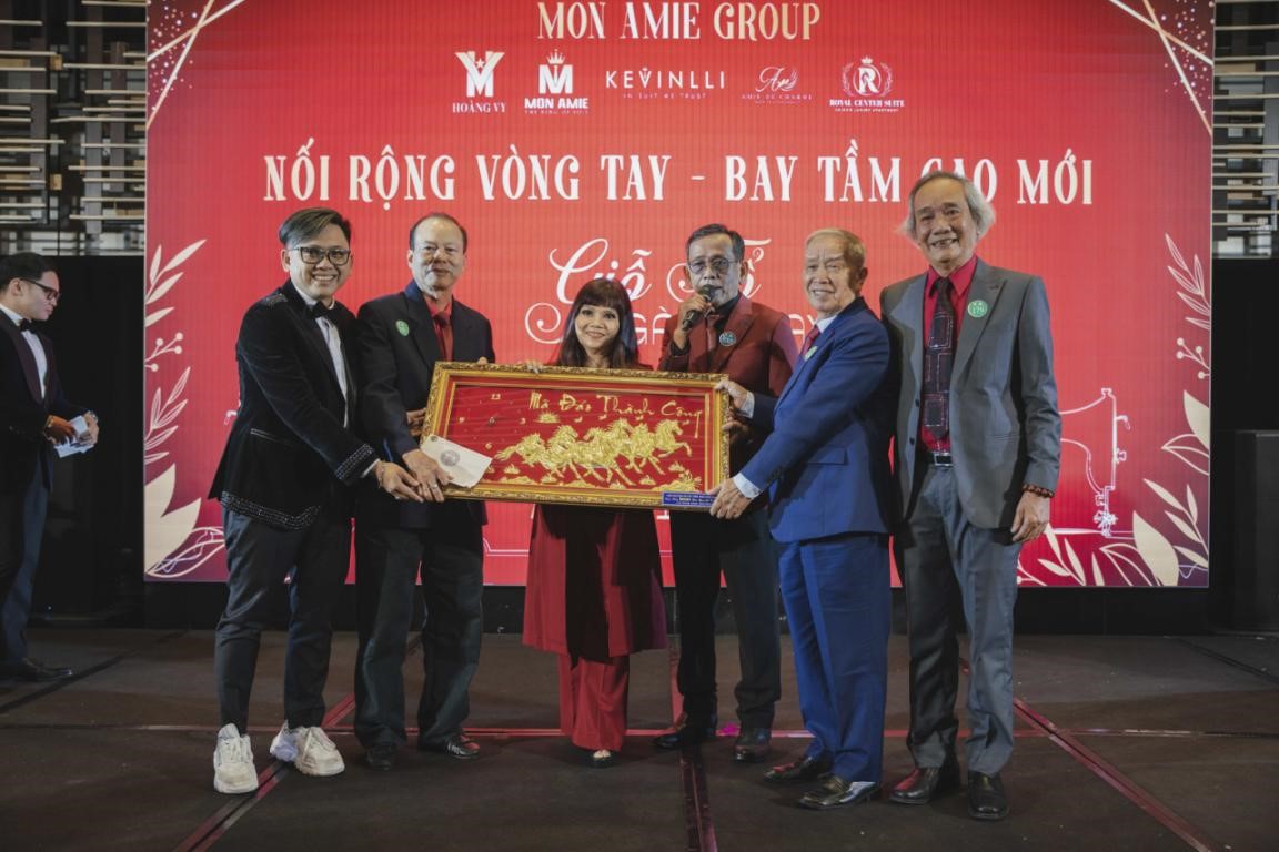 D&agrave;n Sao Việt khoe sắc trong đại tiệc Year And Party của thương hiệu Suit Mon Amie - Ảnh 11.