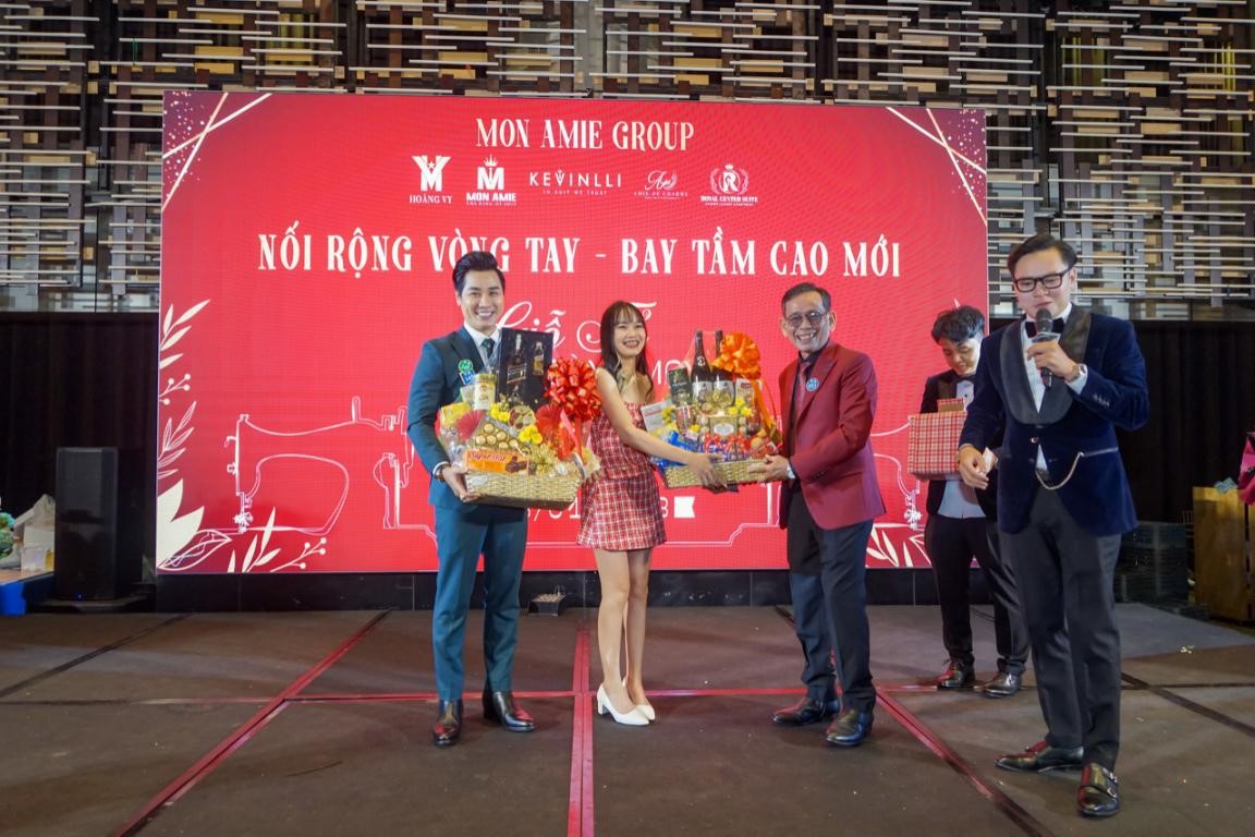 D&agrave;n Sao Việt khoe sắc trong đại tiệc Year And Party của thương hiệu Suit Mon Amie - Ảnh 9.