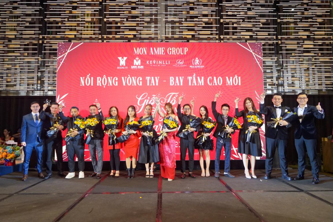 D&agrave;n Sao Việt khoe sắc trong đại tiệc Year And Party của thương hiệu Suit Mon Amie - Ảnh 1.