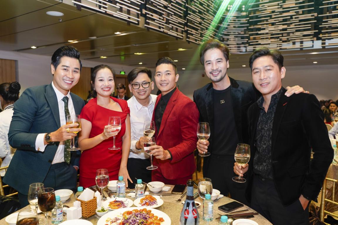 D&agrave;n Sao Việt khoe sắc trong đại tiệc Year And Party của thương hiệu Suit Mon Amie - Ảnh 6.