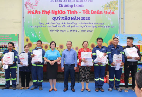 Tết vui từ những phần quà