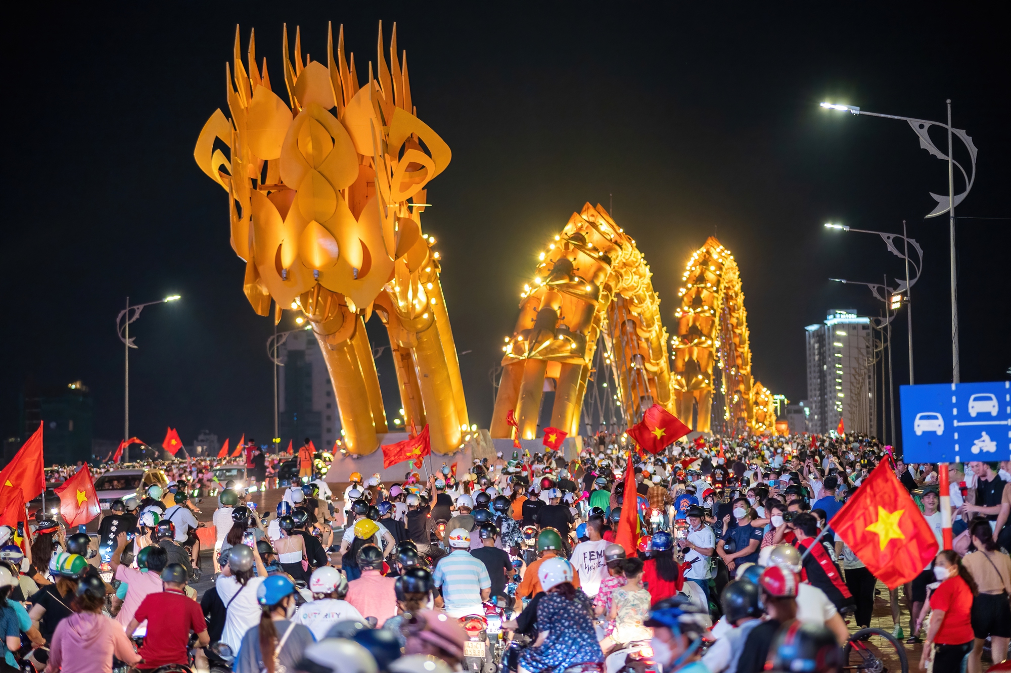 CUỘC THI ẢNH THIÊNG LIÊNG CỜ TỔ QUỐC: Bay cao Việt Nam ơi! - Ảnh 4.